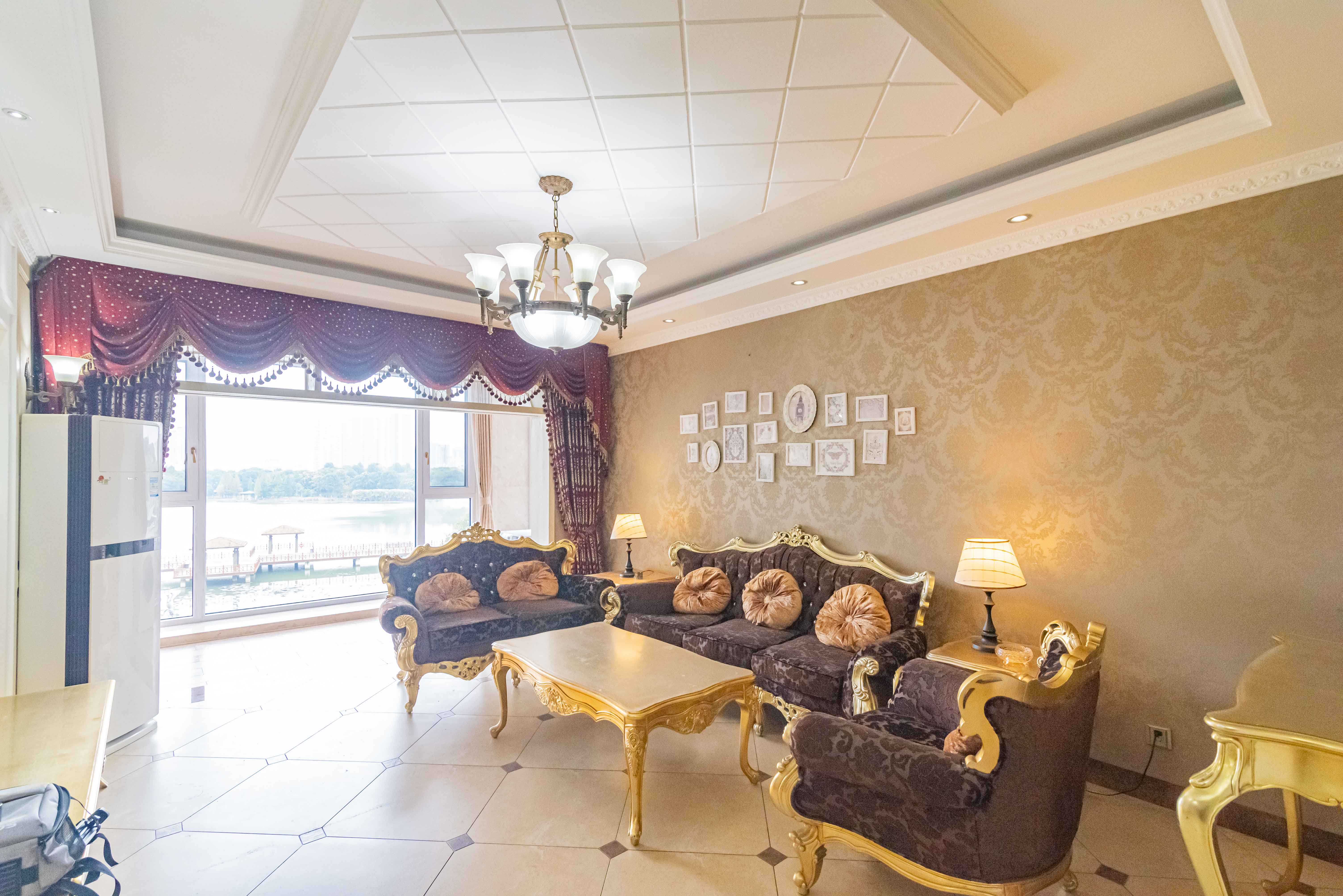 藏珑湖上国际花园  3室2厅2卫    138.0万 藏珑湖上国际花园  3室2厅2卫    138.0万客厅