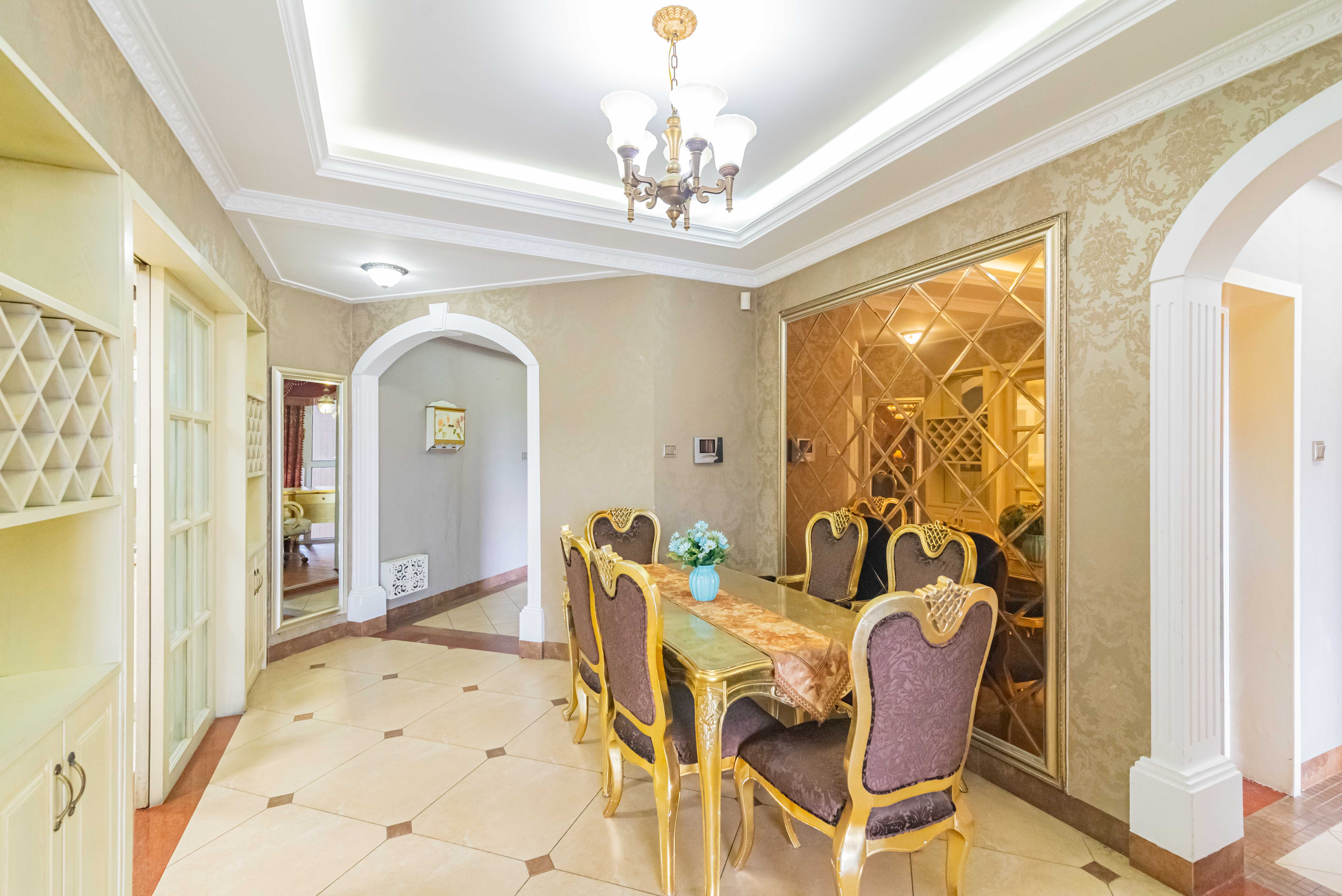 藏珑湖上国际花园  3室2厅2卫    138.0万 藏珑湖上国际花园  3室2厅2卫    138.0万客厅