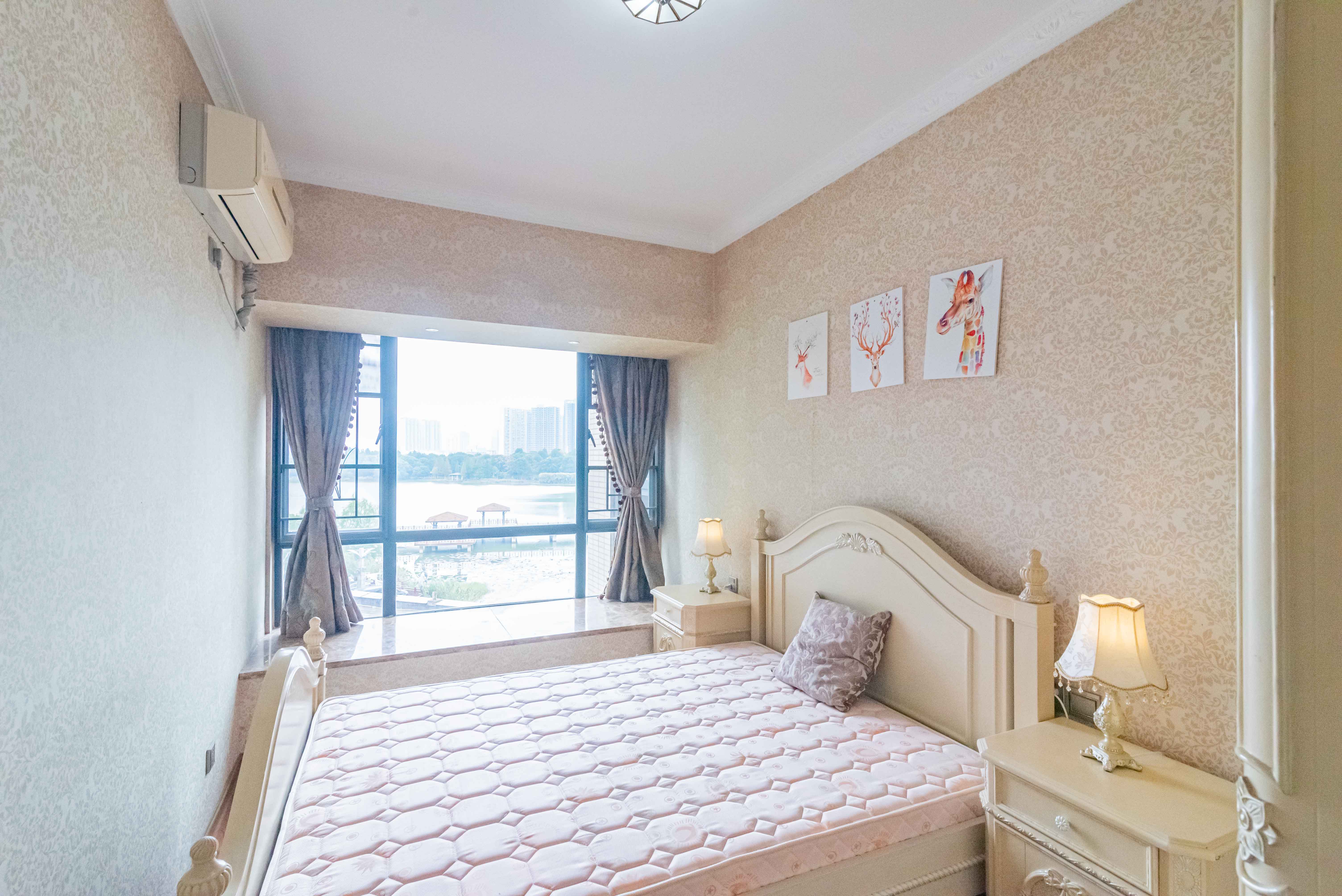 藏珑湖上国际花园  3室2厅2卫    138.0万 藏珑湖上国际花园  3室2厅2卫    138.0万卧室