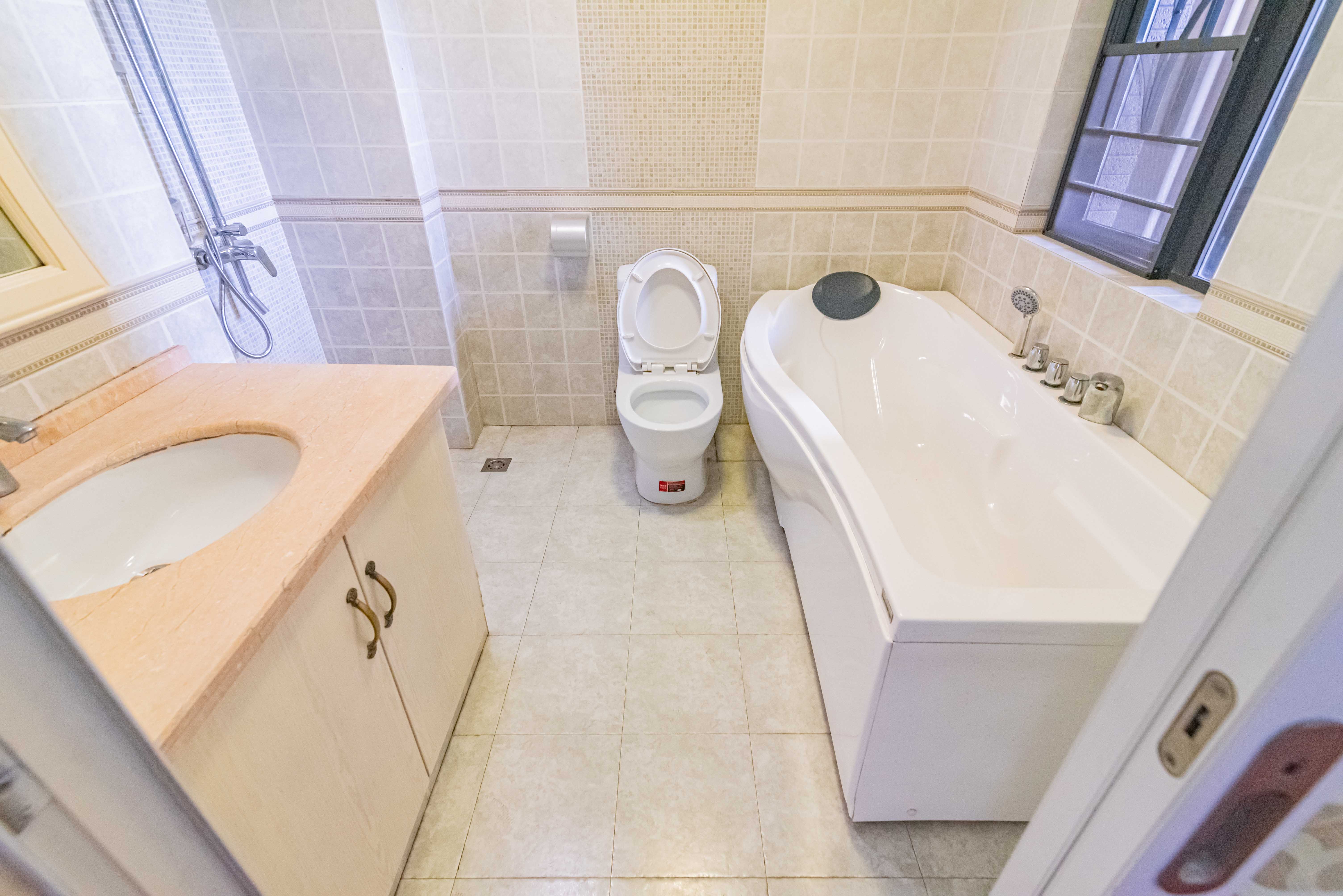 藏珑湖上国际花园  3室2厅2卫    138.0万 藏珑湖上国际花园  3室2厅2卫    138.0万卫生间