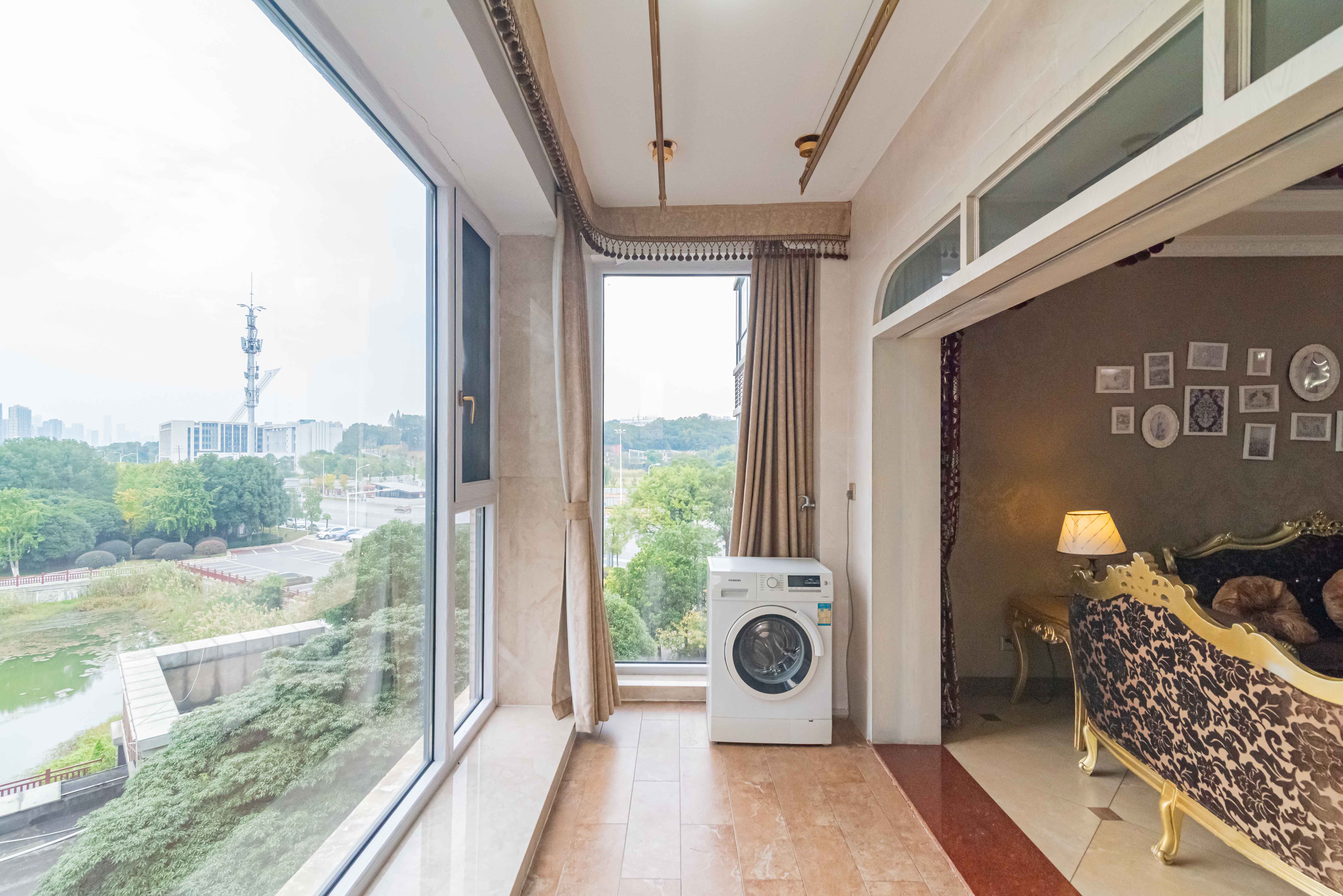 藏珑湖上国际花园  3室2厅2卫    138.0万 藏珑湖上国际花园  3室2厅2卫    138.0万阳台