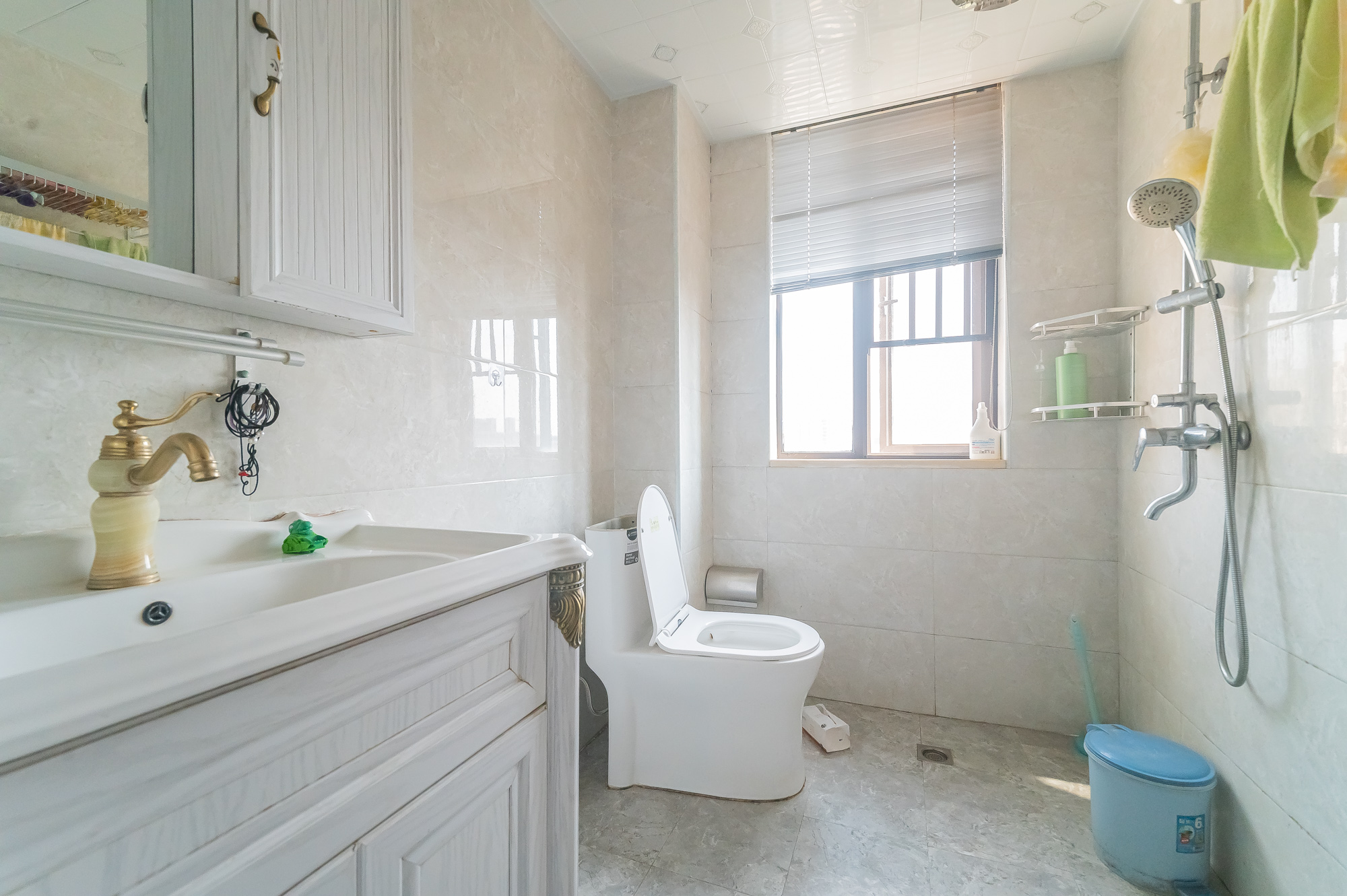 星湖湾一期高层  4室2厅1卫    93.8万卫生间