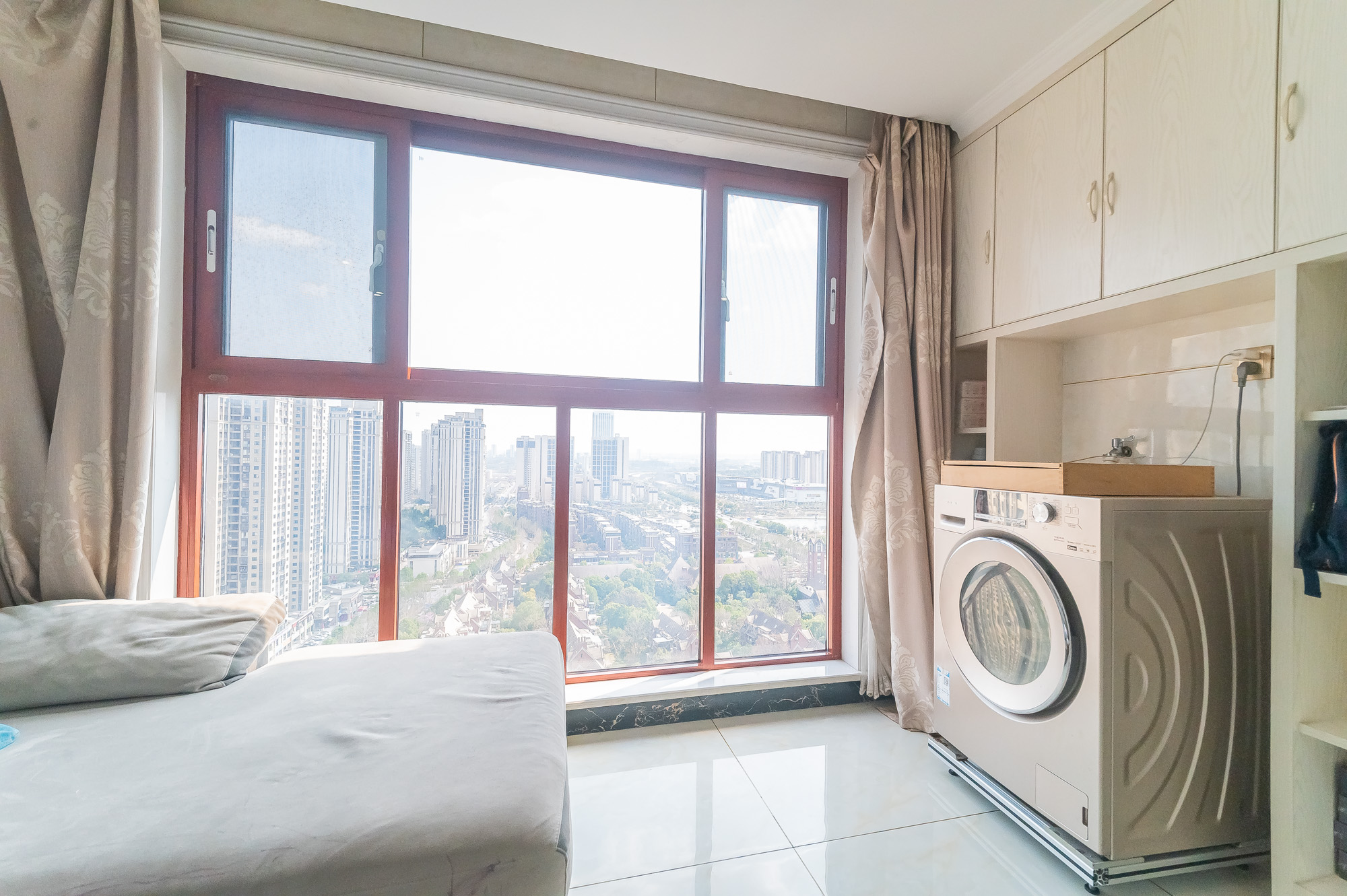 星湖湾一期高层  4室2厅1卫    93.8万阳台