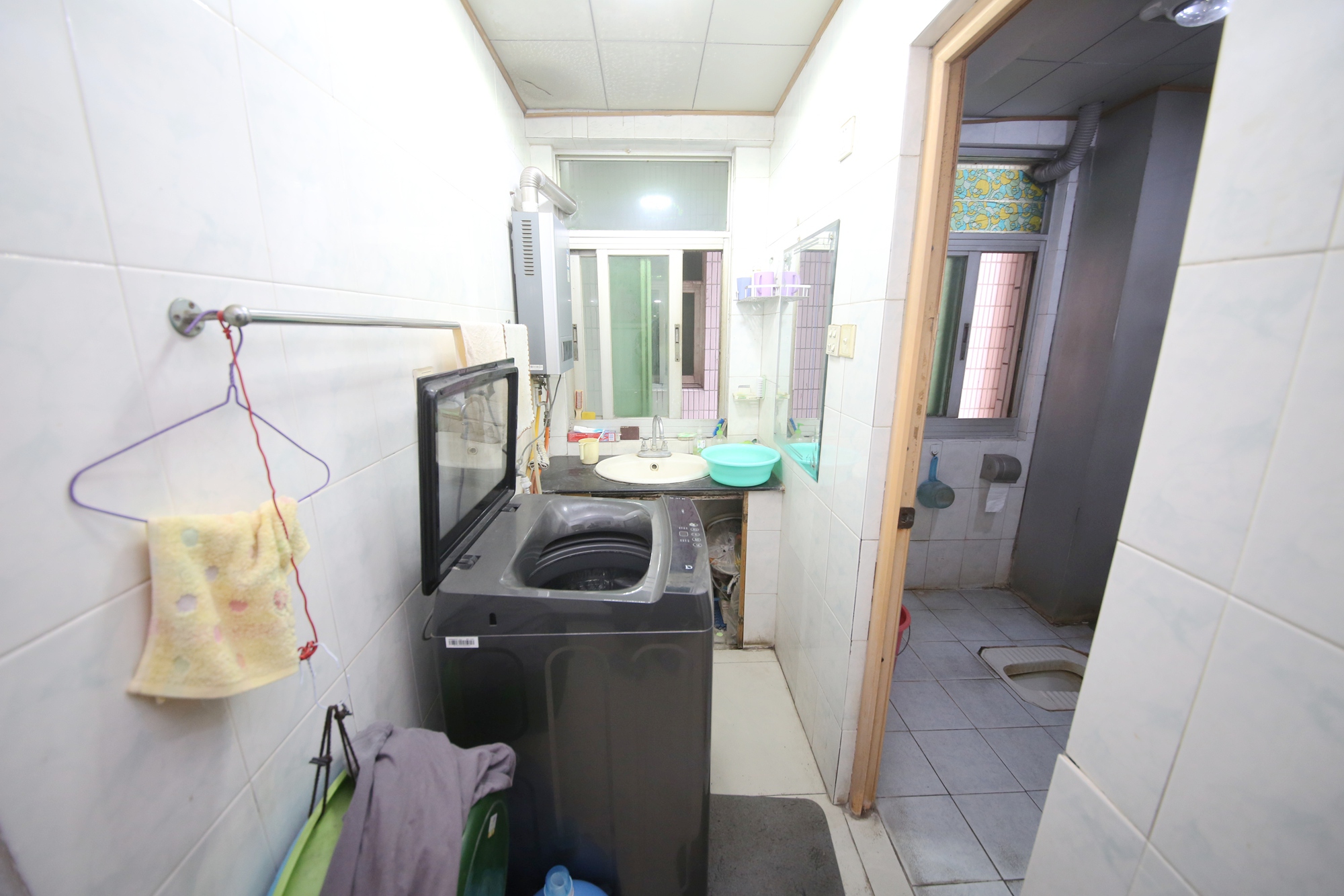 汇源大厦  4室2厅2卫   160.00万卫生间