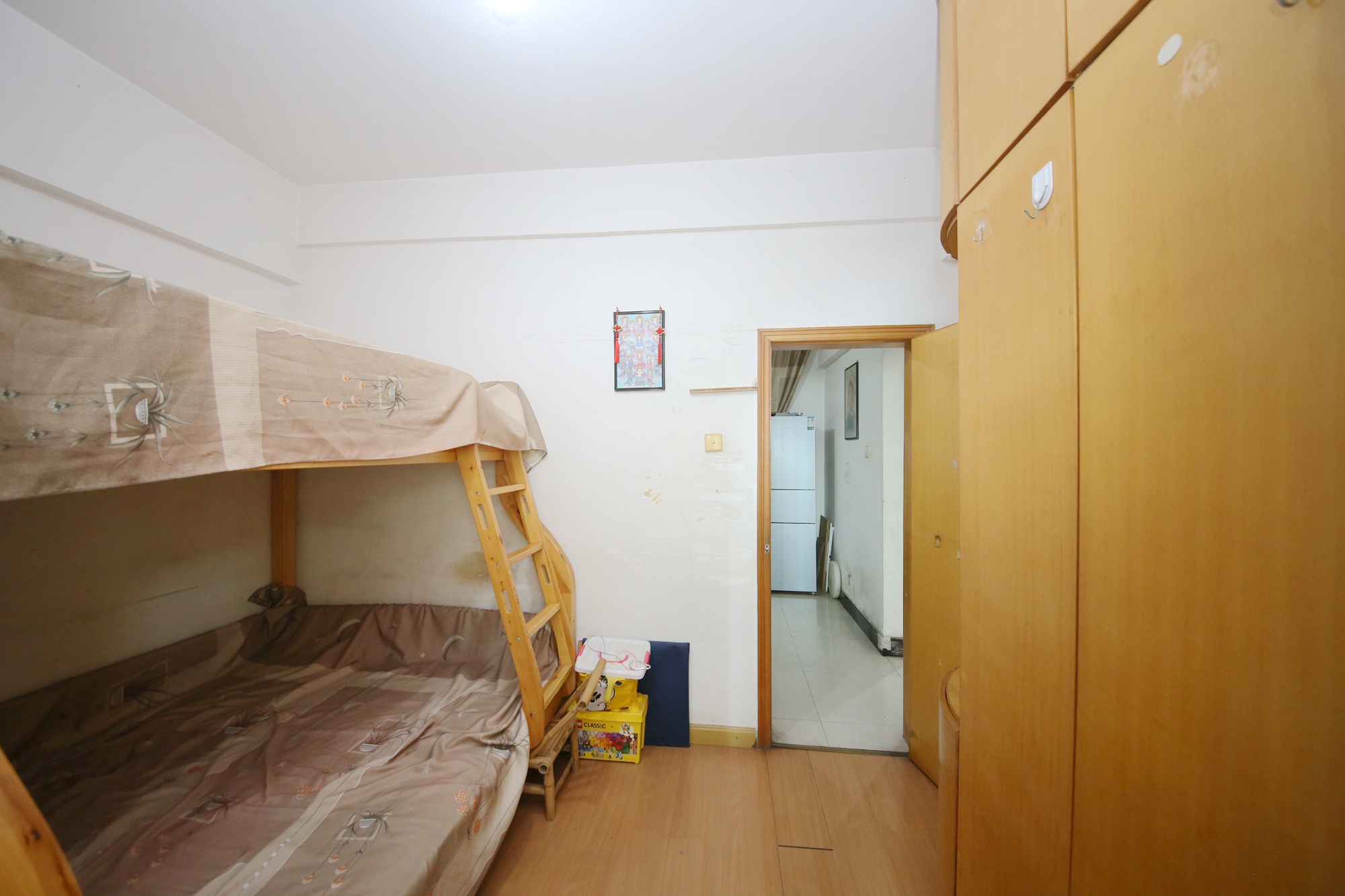 汇源大厦  4室2厅2卫   160.00万卧室