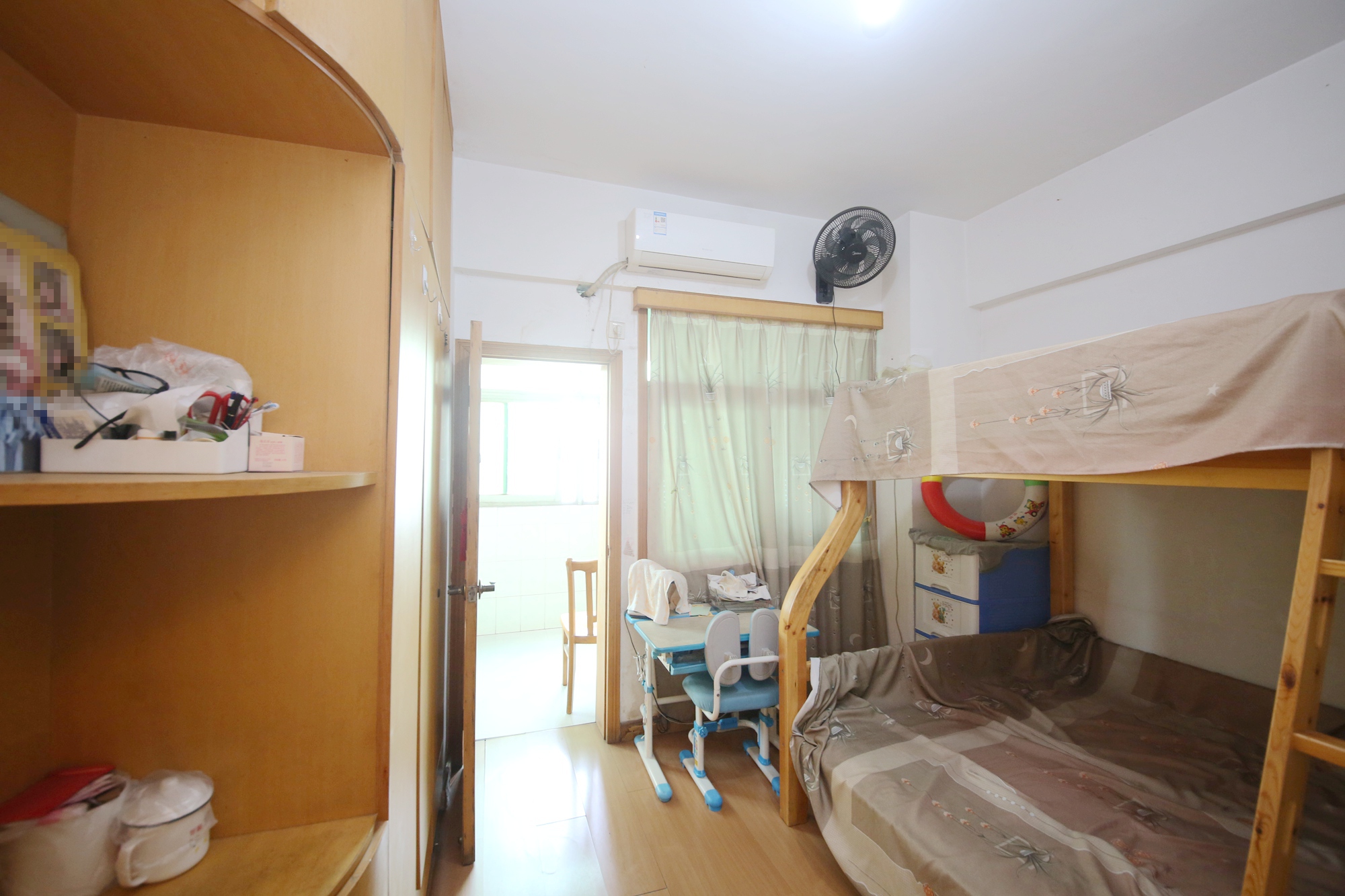 汇源大厦  4室2厅2卫   160.00万卧室