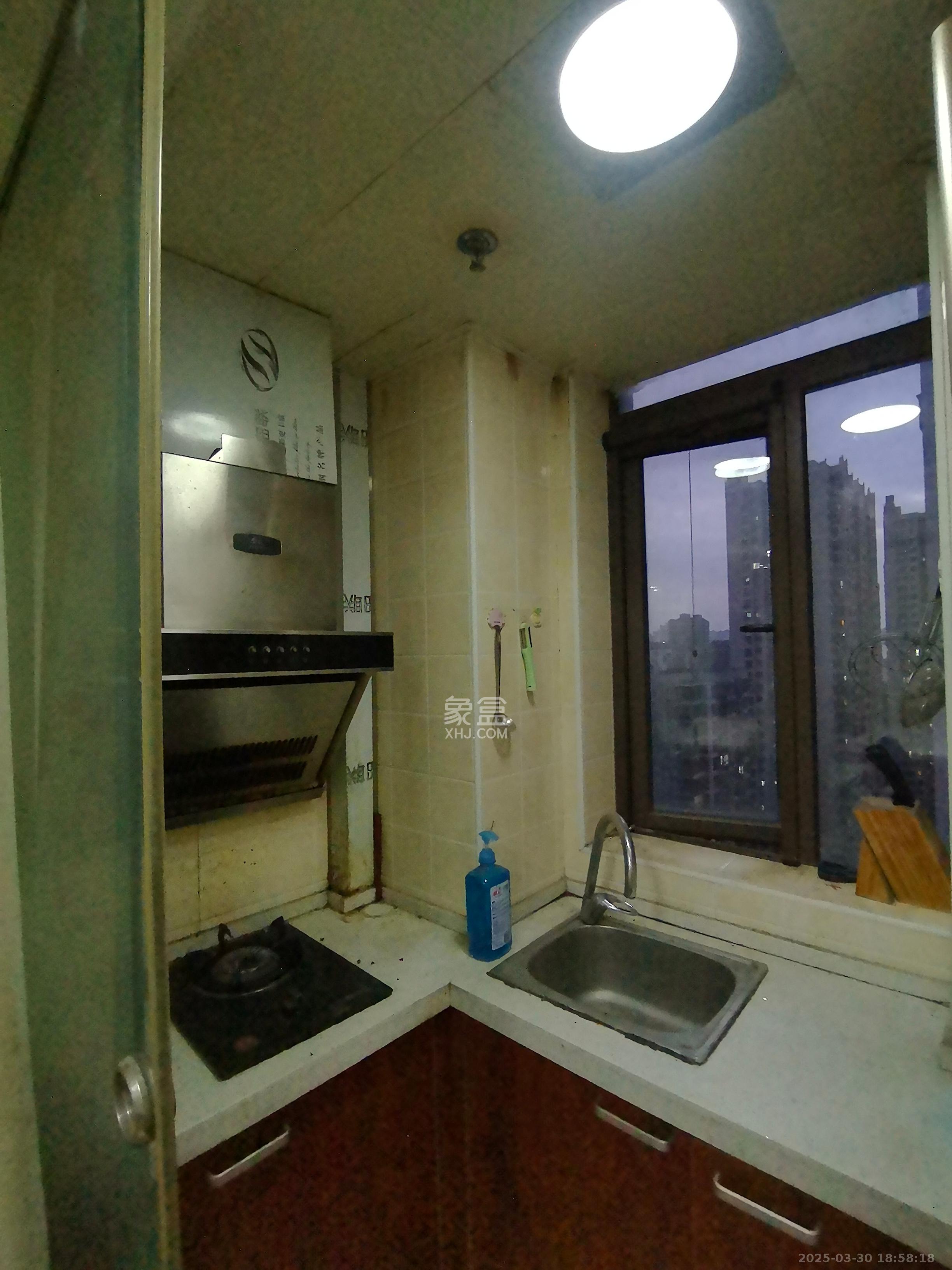 水岸世景  1室1厅1卫   1100.00元/月室内图