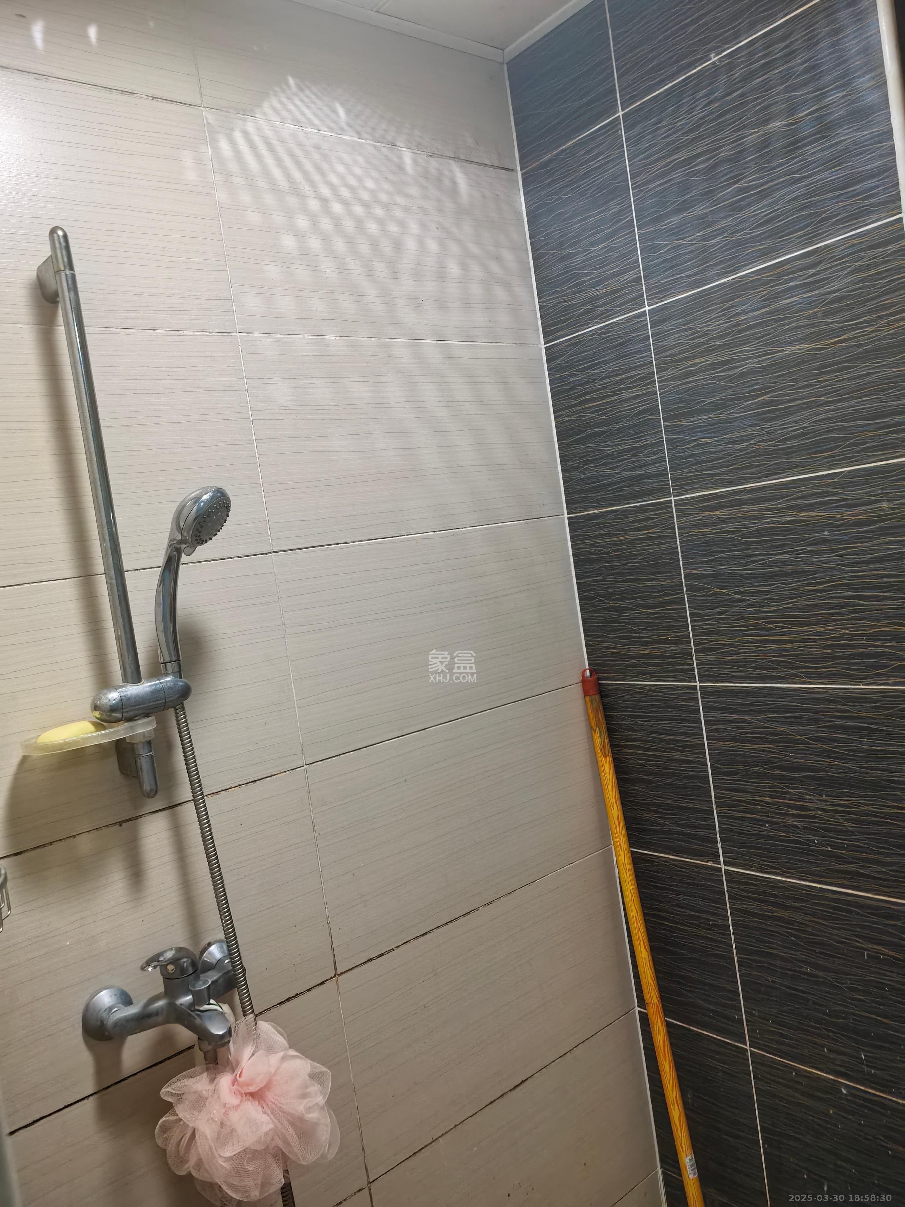 水岸世景  1室1厅1卫   1100.00元/月室内图