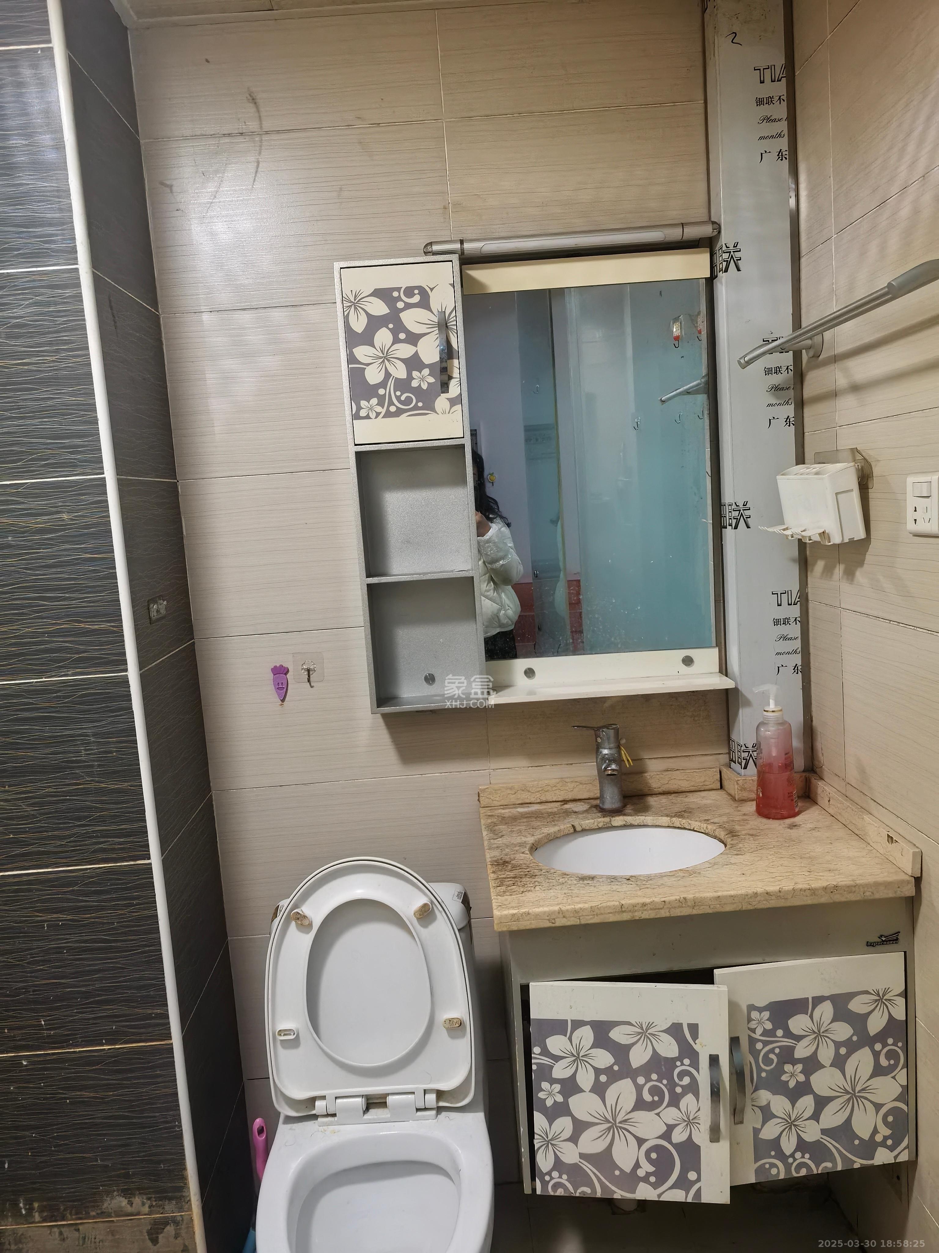水岸世景  1室1厅1卫   1100.00元/月室内图