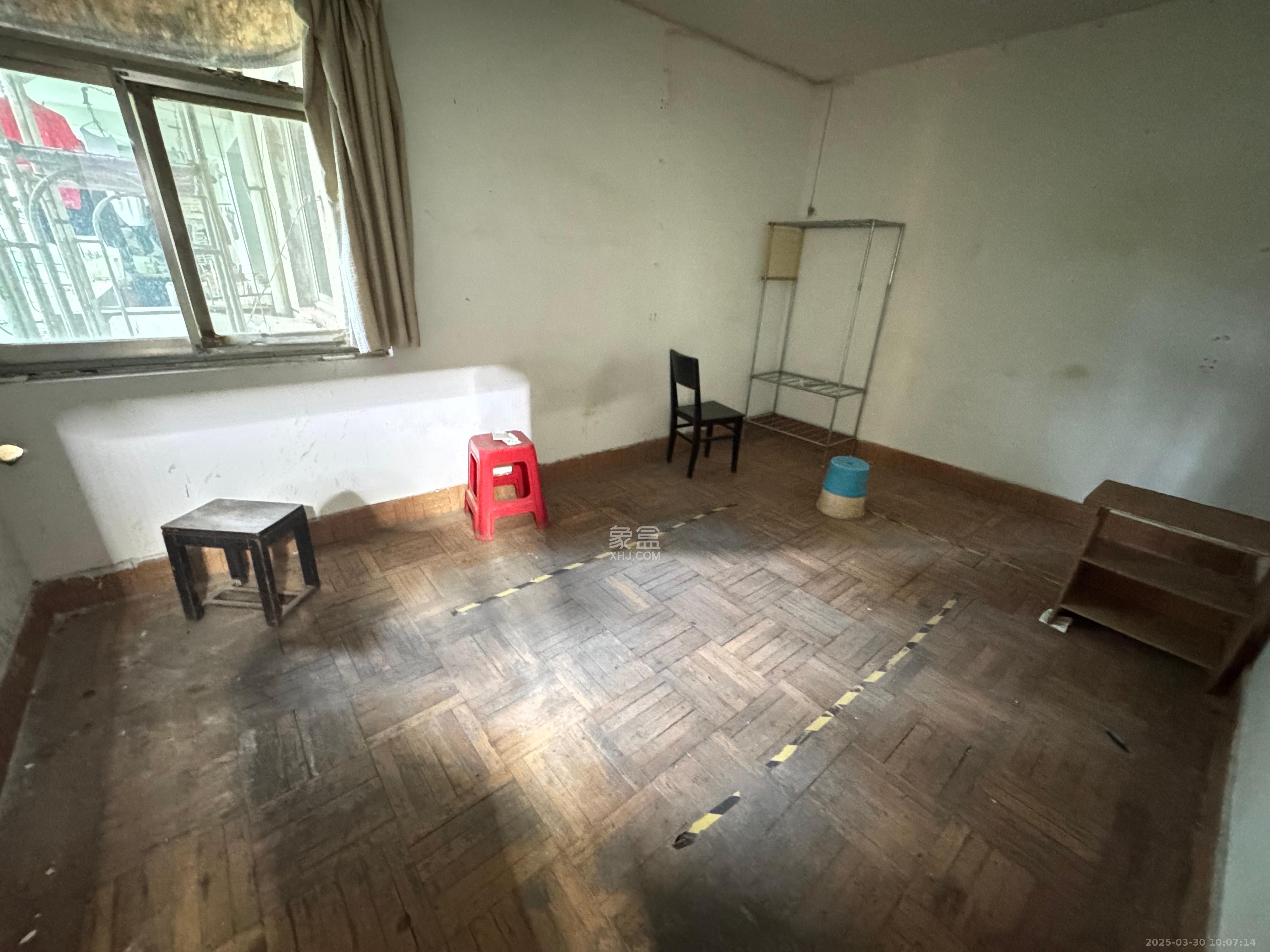 长沙冷柜厂宿舍 4室2厅1卫 1500.0元/月 长沙冷柜厂宿舍 4室2厅1卫 1500.0元/月室内图