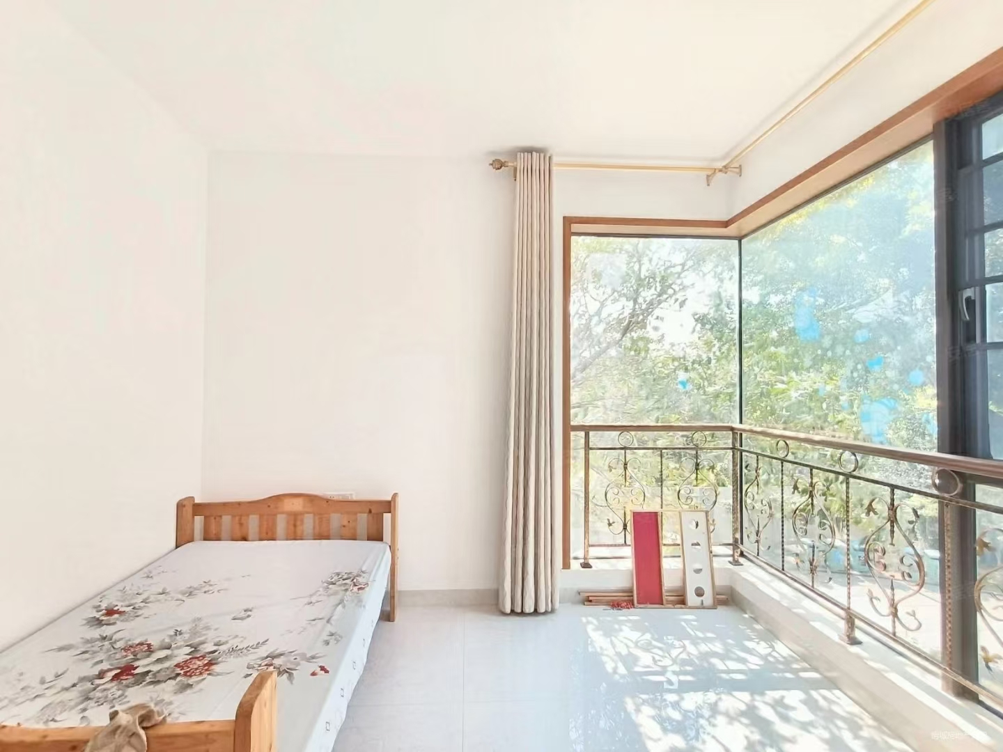 菩提树 2室2厅1卫 2400.00元/月 菩提树 2室2厅1卫 2400.00元/月室内图