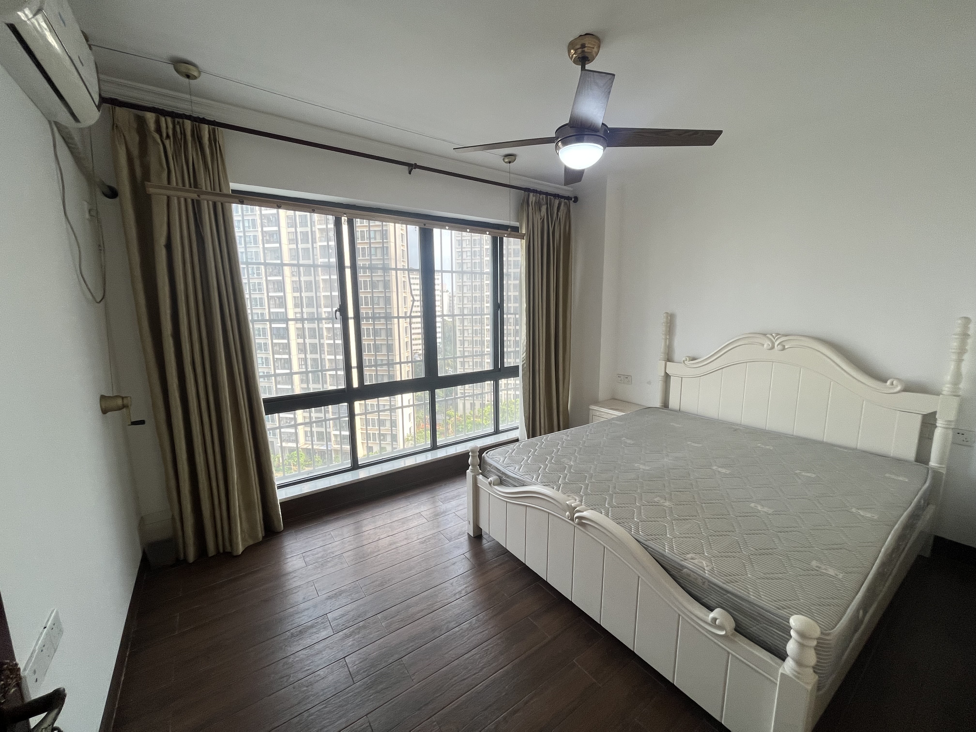 新宏基大厦 3室2厅2卫 110.0万 新宏基大厦 3室2厅2卫 110.0万客厅