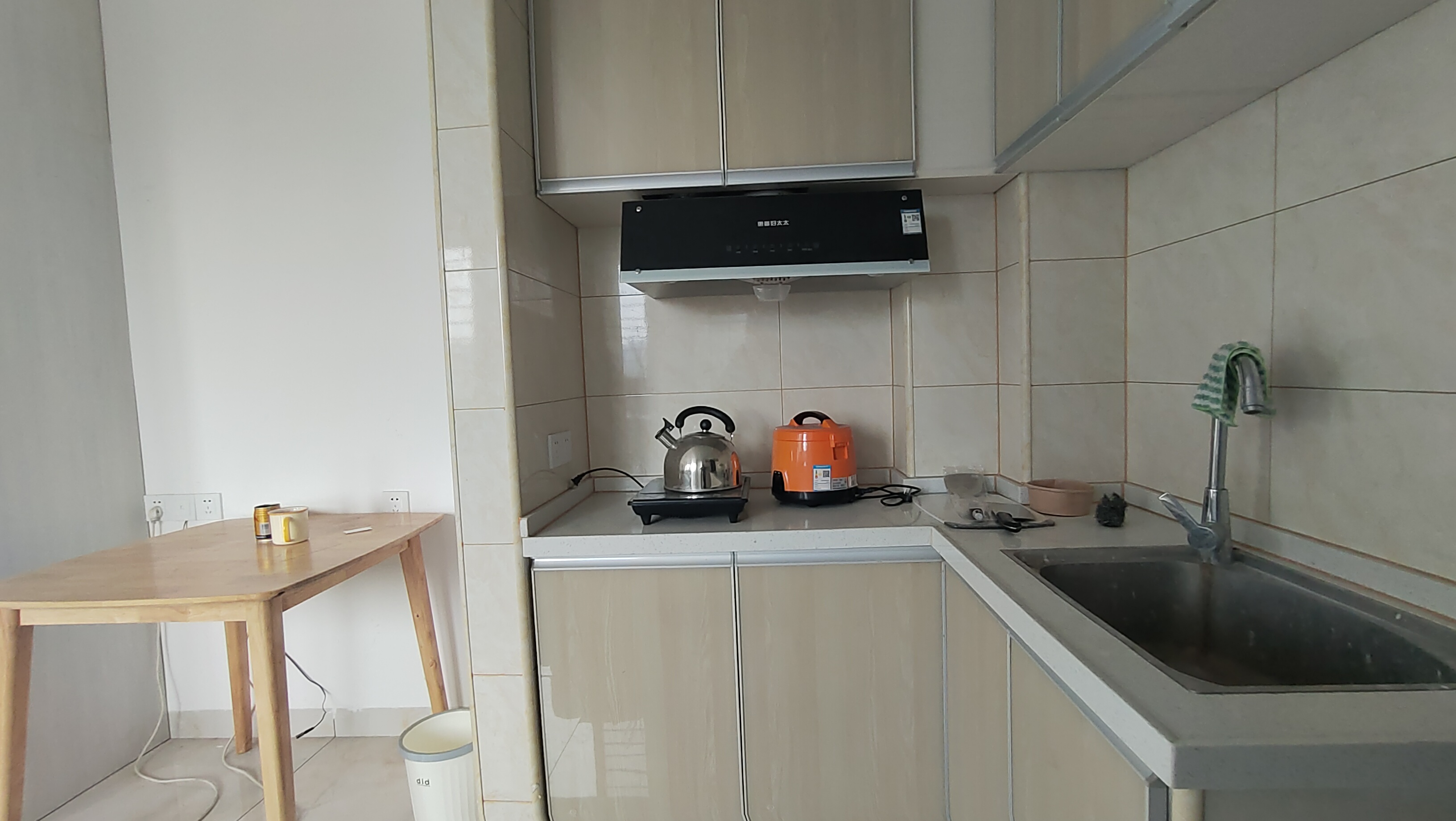 千里红小区(京明时代广场)  1室0厅0卫    1200.0元/月 千里红小区(京明时代广场)  1室0厅0卫    1200.0元/月室内图