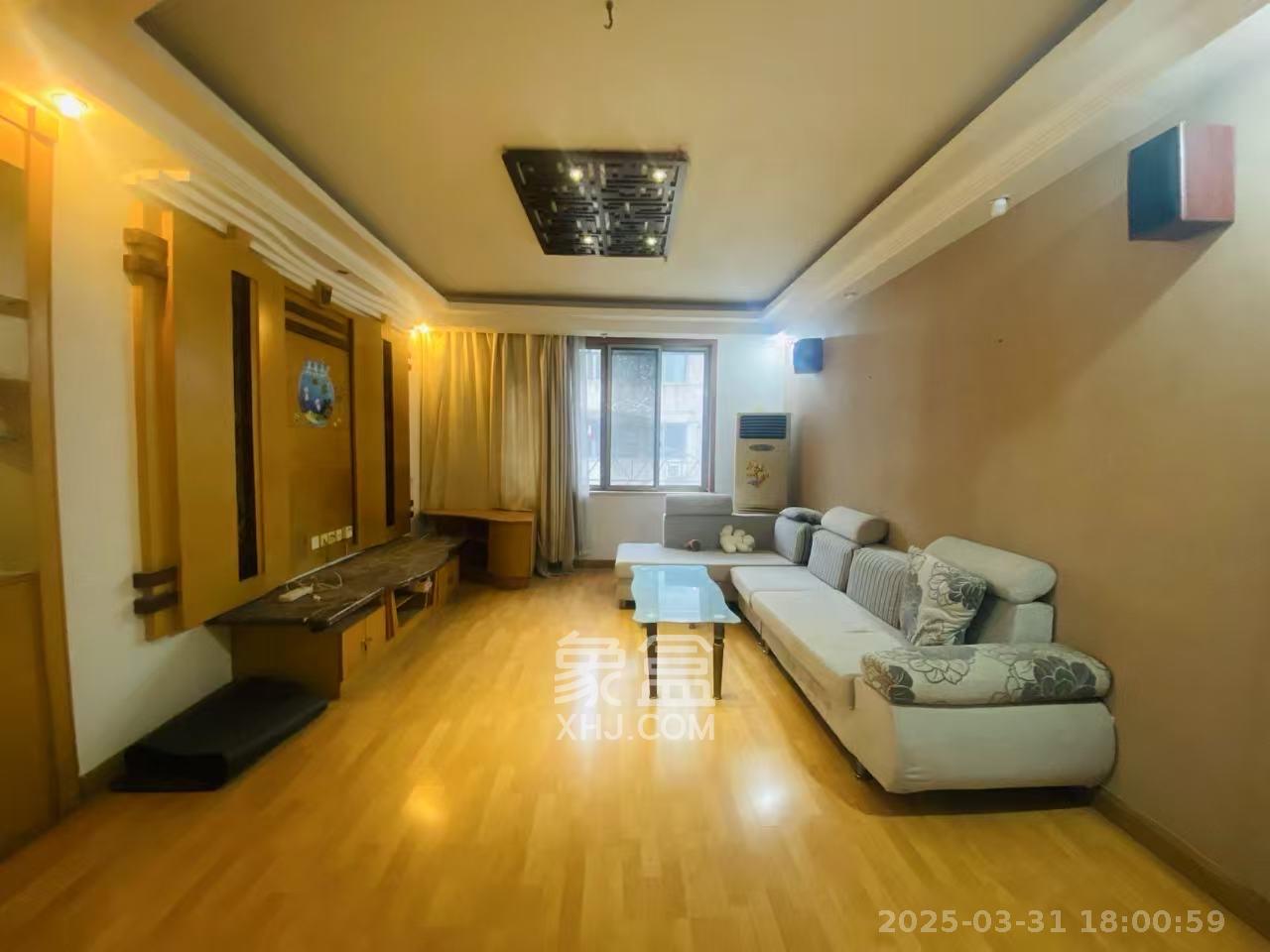 老地税四分局  3室1厅2卫   2500.00元/月