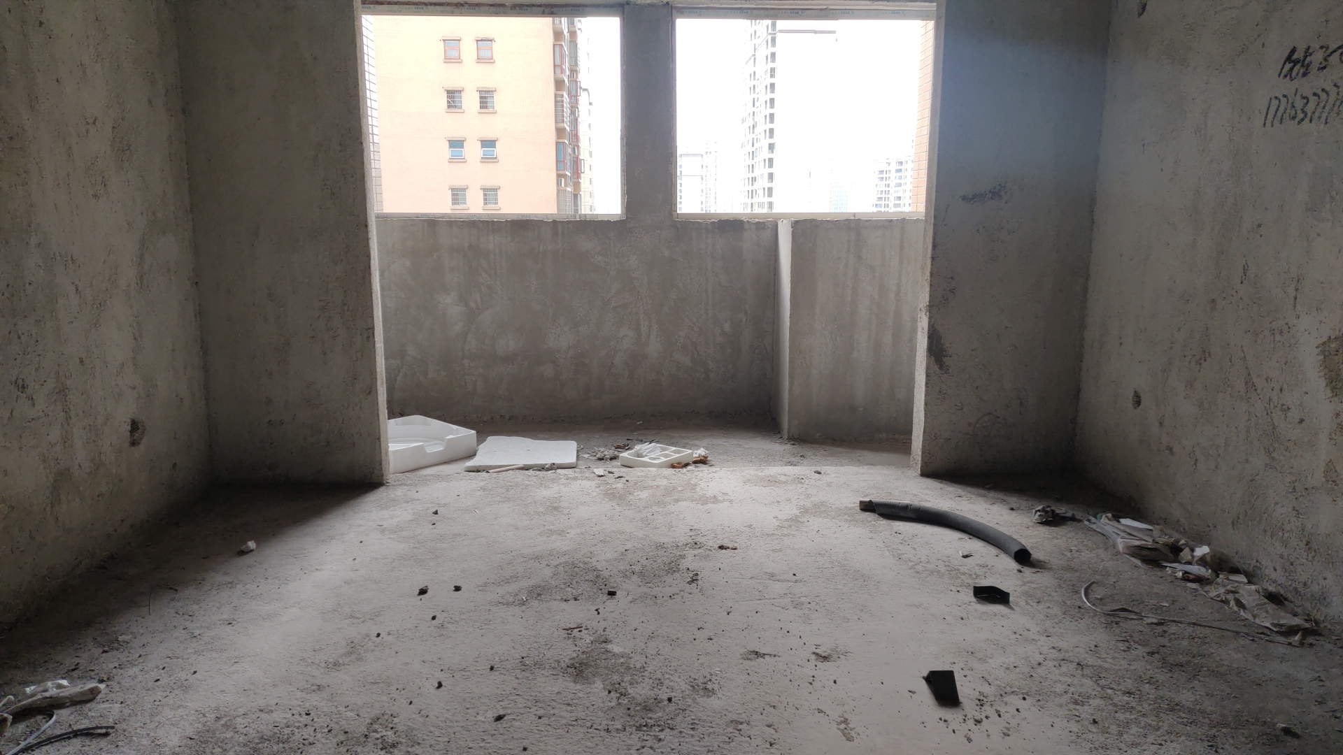 千里红小区（京明时代广场）  1室1厅1卫    16.0万客厅