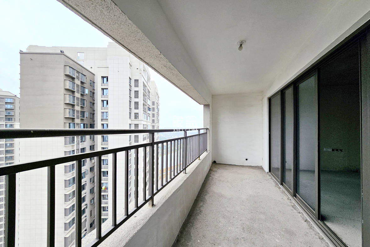 阳光城尚东湾悦江府 3室2厅2卫 92.0万 阳光城尚东湾悦江府 3室2厅2卫 92.0万阳台