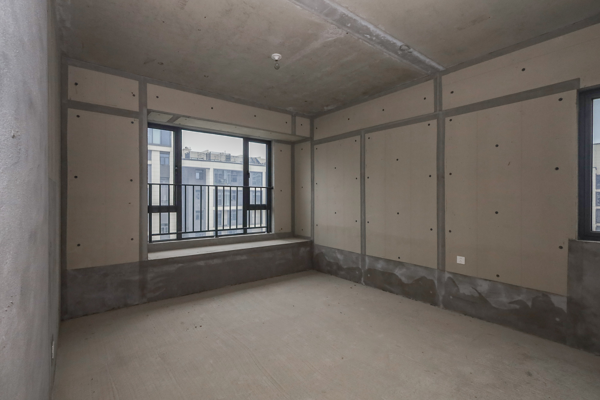 轨道中建麓江府  4室2厅2卫   290.00万卧室