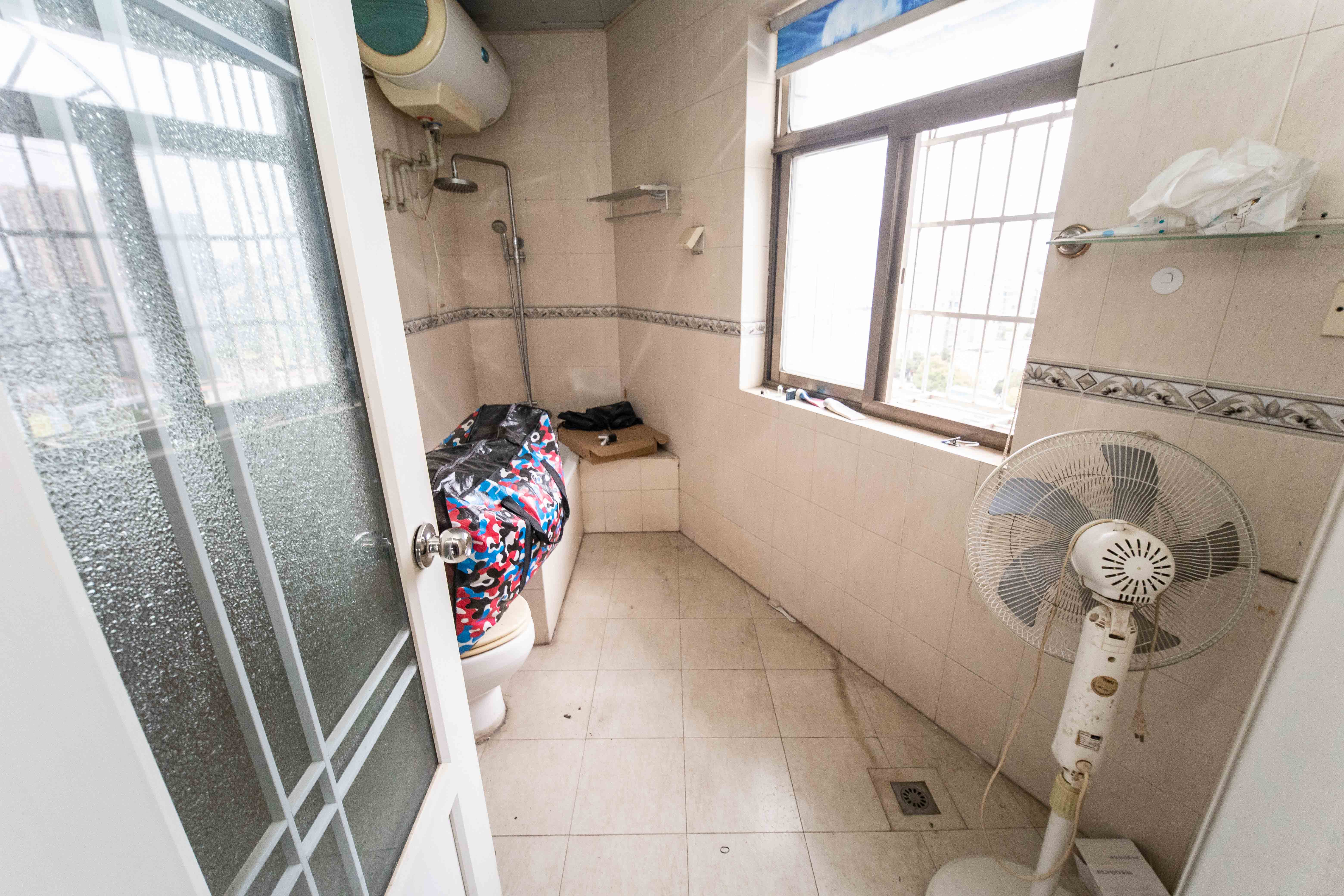 阳光走廊 4室2厅2卫 106.0万 阳光走廊 4室2厅2卫 106.0万卫生间