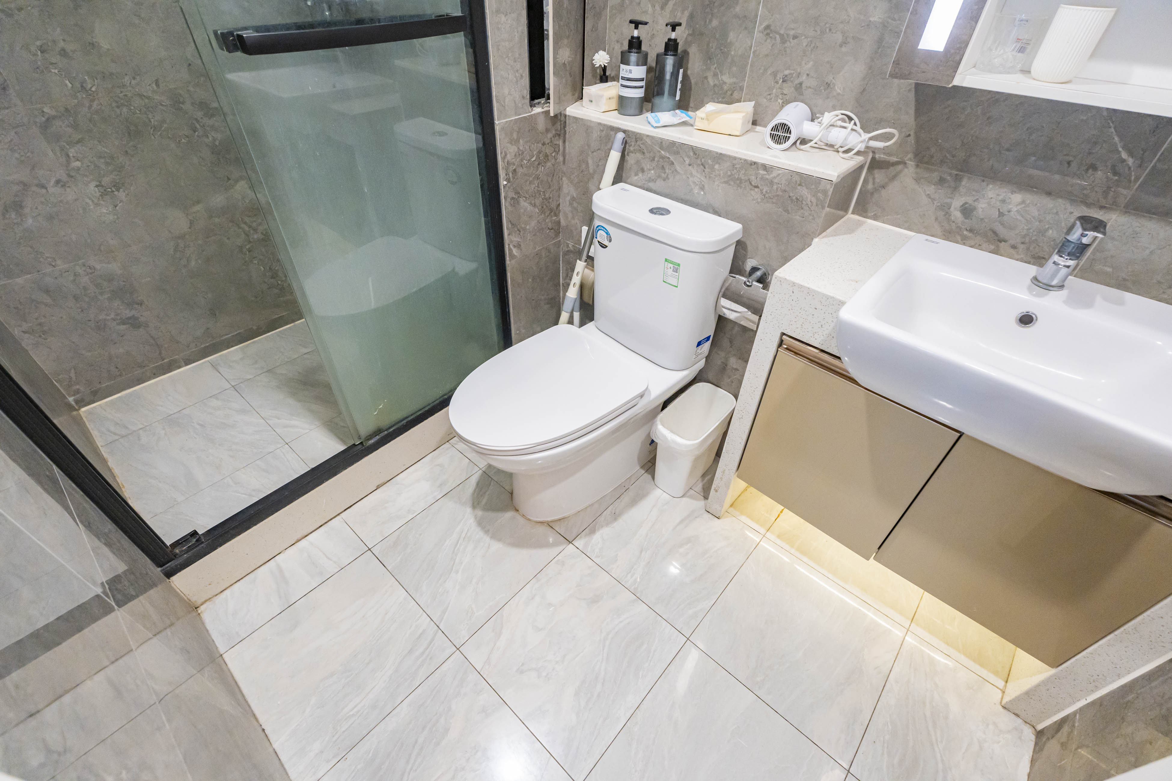 华远华时代  3室1厅2卫   70.00万 华远华时代  3室1厅2卫   70.00万卫生间