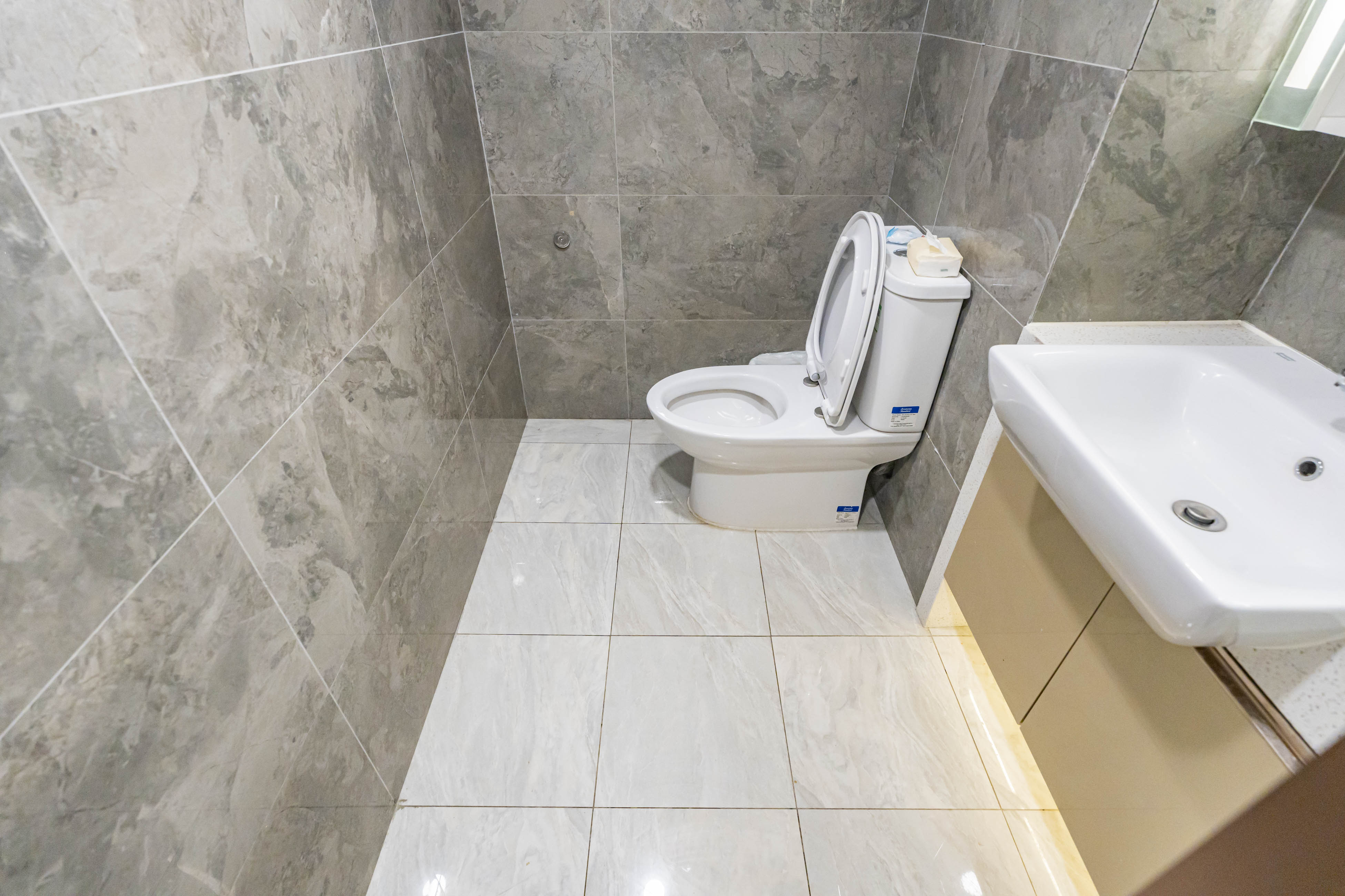 华远华时代  3室1厅2卫   70.00万 华远华时代  3室1厅2卫   70.00万卫生间