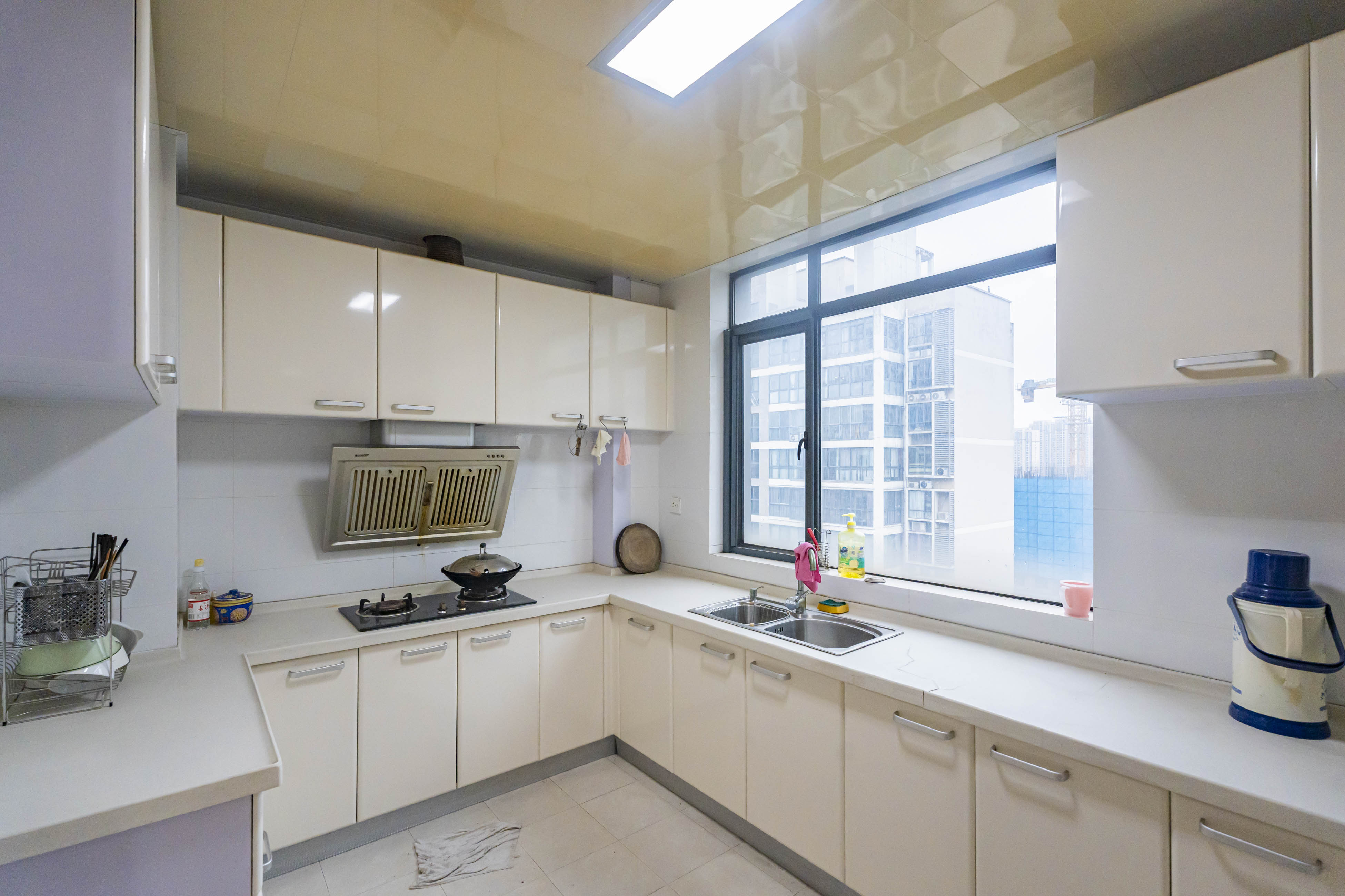 归心苑  4室2厅2卫    182.0万 归心苑  4室2厅2卫    182.0万厨房