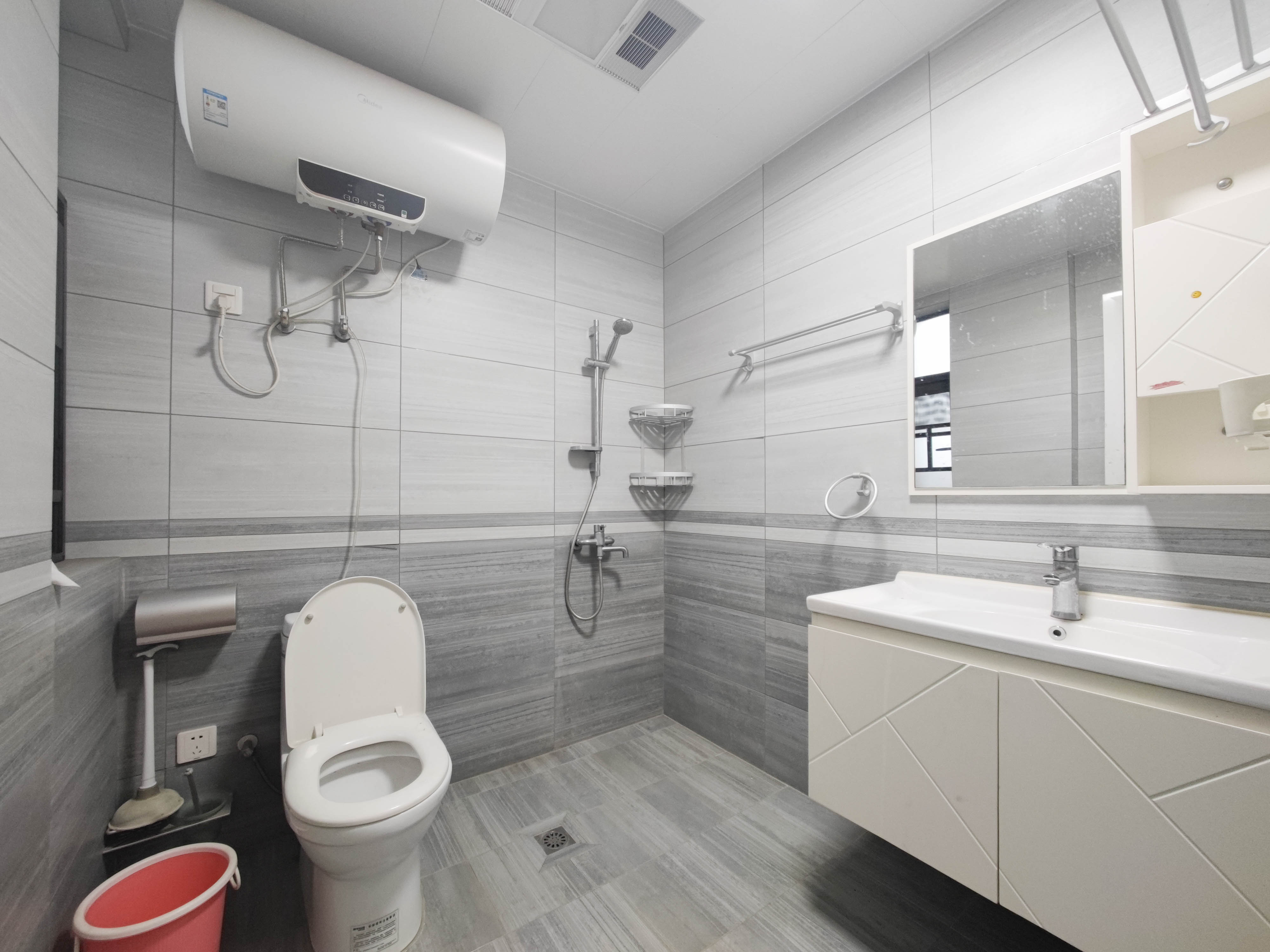 德润小区(丰升德润小区) 4室2厅2卫 168.0万 德润小区(丰升德润小区) 4室2厅2卫 168.0万卫生间