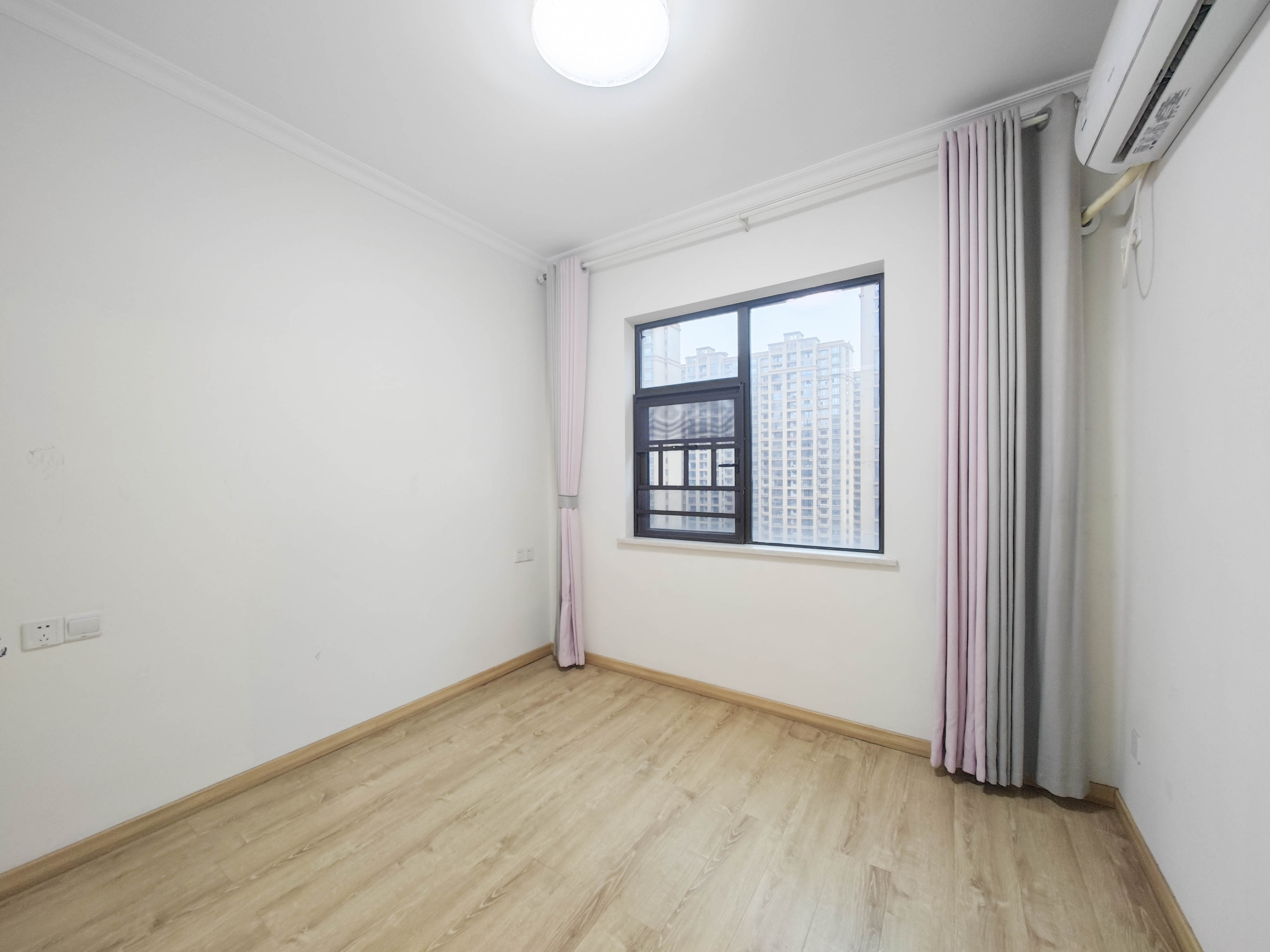 德润小区(丰升德润小区) 4室2厅2卫 168.0万 德润小区(丰升德润小区) 4室2厅2卫 168.0万卧室