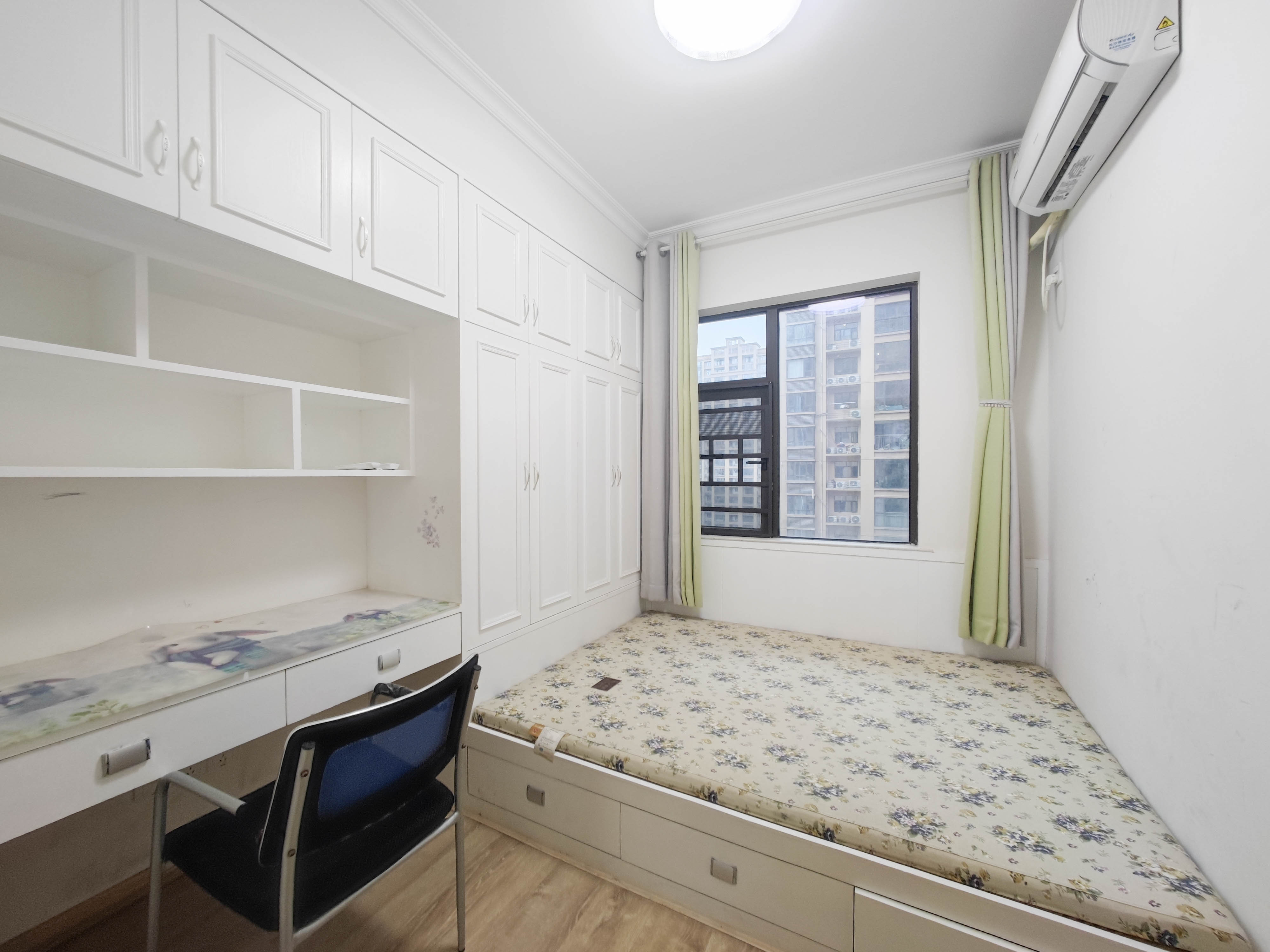 德润小区(丰升德润小区) 4室2厅2卫 168.0万 德润小区(丰升德润小区) 4室2厅2卫 168.0万卧室