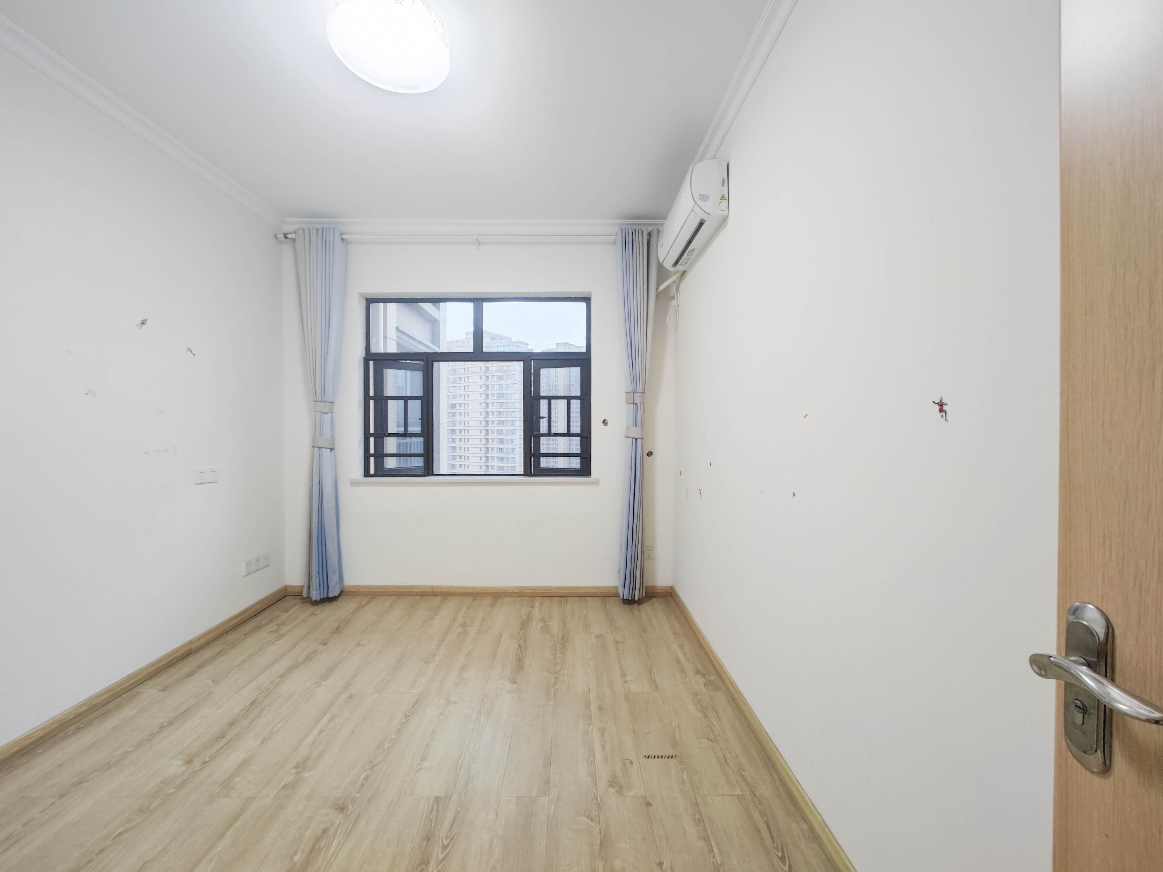 德润小区(丰升德润小区) 4室2厅2卫 168.0万 德润小区(丰升德润小区) 4室2厅2卫 168.0万卧室