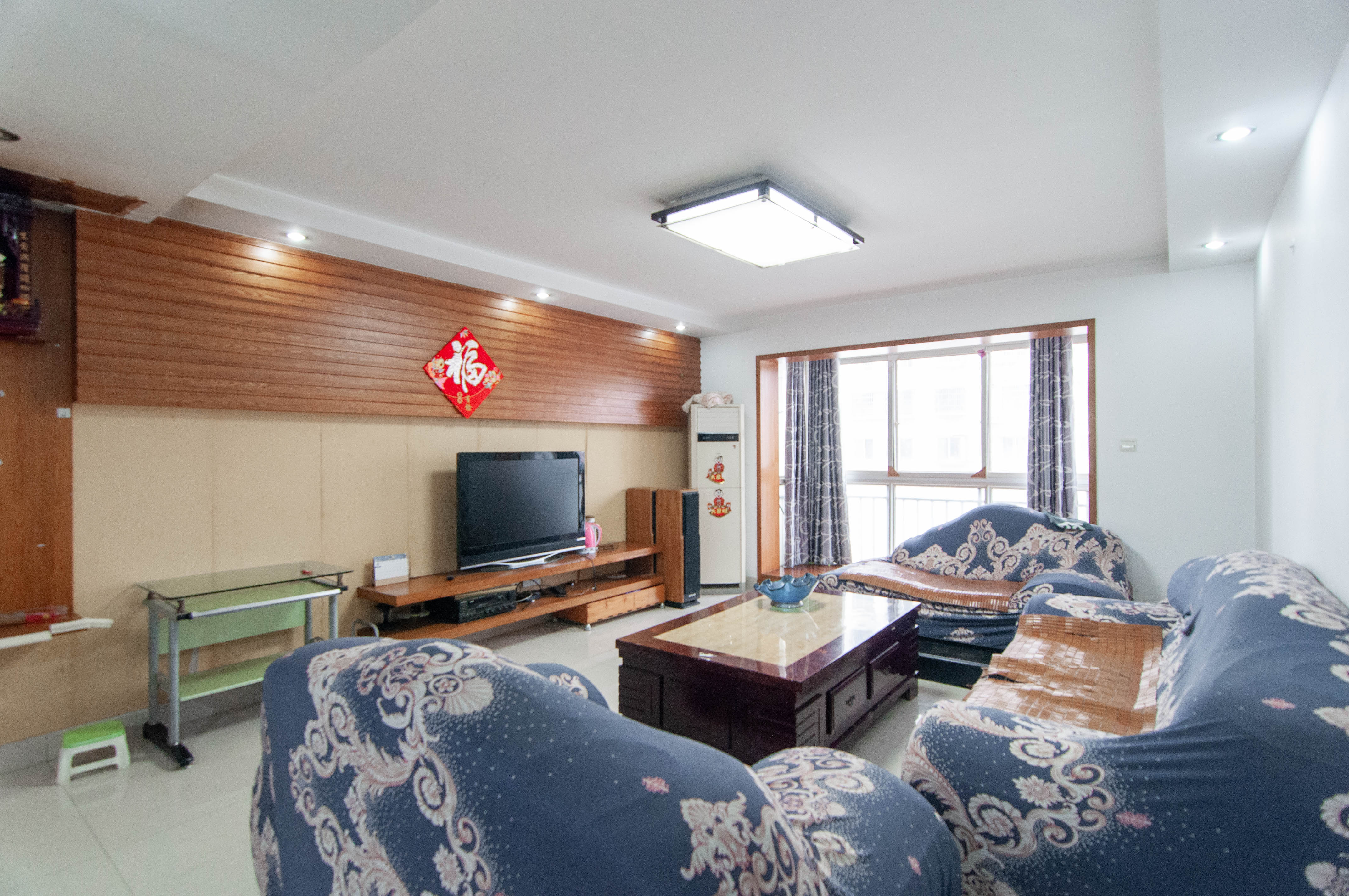 玛依拉山庄  3室2厅2卫   146.00万客厅