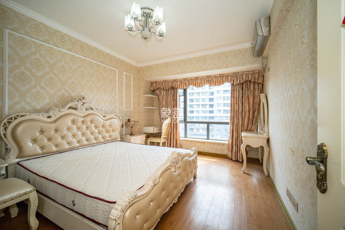 恒基凯旋门一二期  4室2厅2卫    100.0万 恒基凯旋门一二期  4室2厅2卫    100.0万卧室