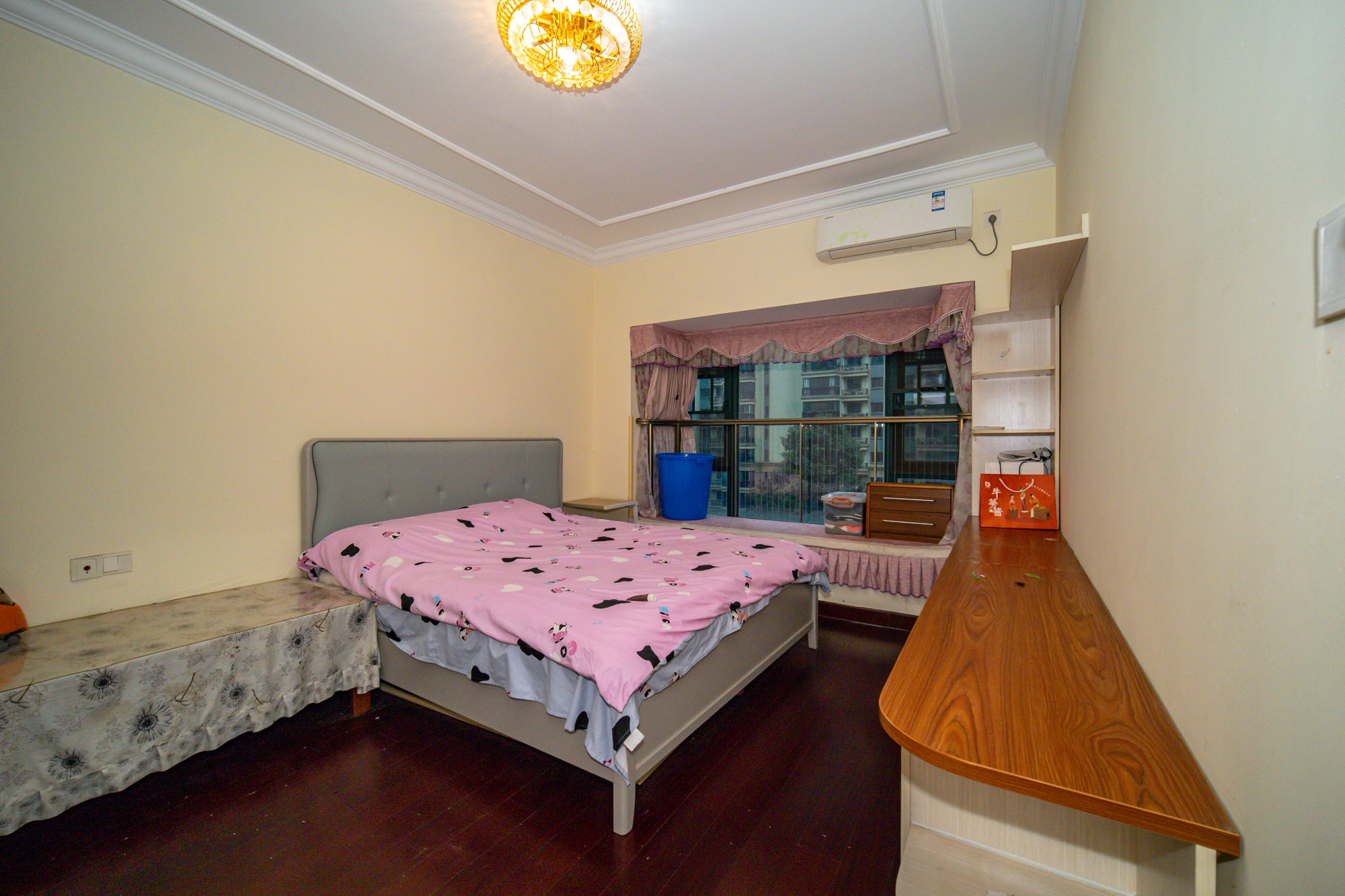 恒大翡翠华庭 3室2厅1卫 79.8万 恒大翡翠华庭 3室2厅1卫 79.8万卧室