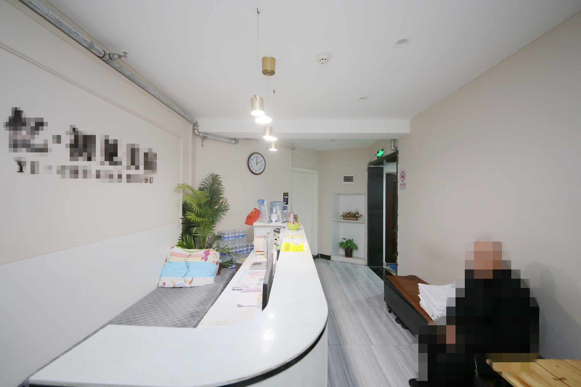 鸿盛大厦  3室2厅1卫   160.00万客厅