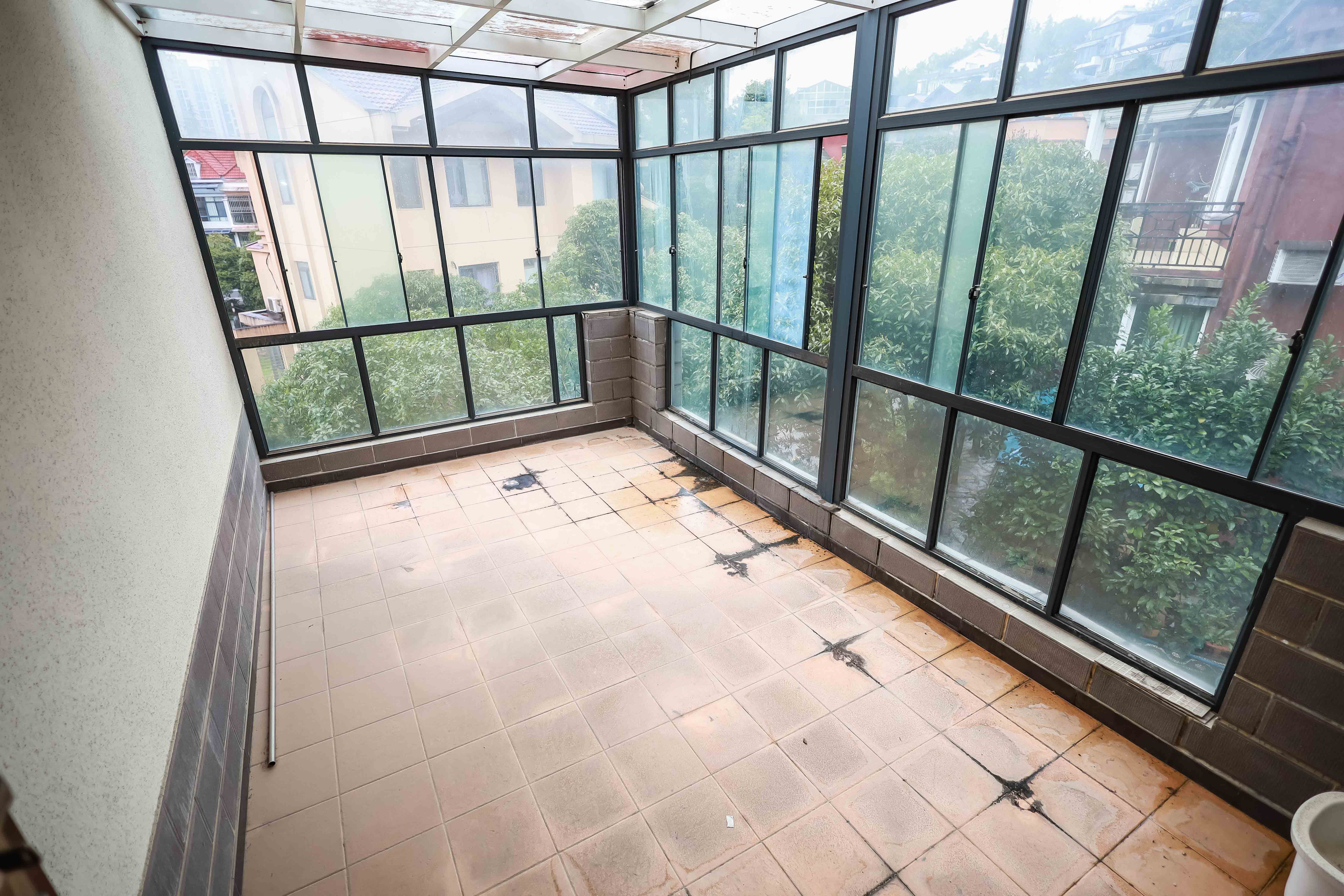 静园山庄  8室2厅4卫   248.00万阳台