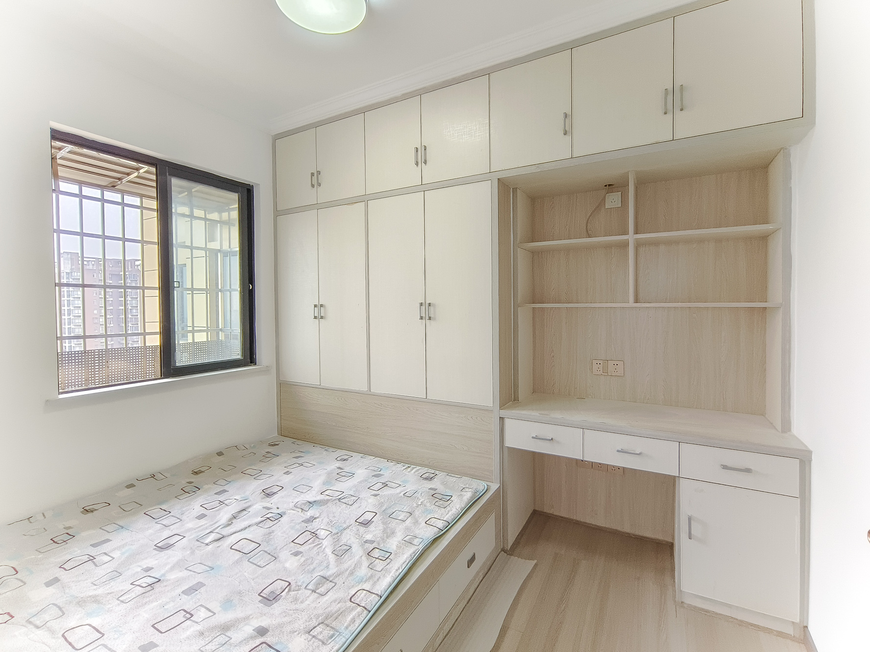 星城春晓  2室2厅1卫   56.00万卧室