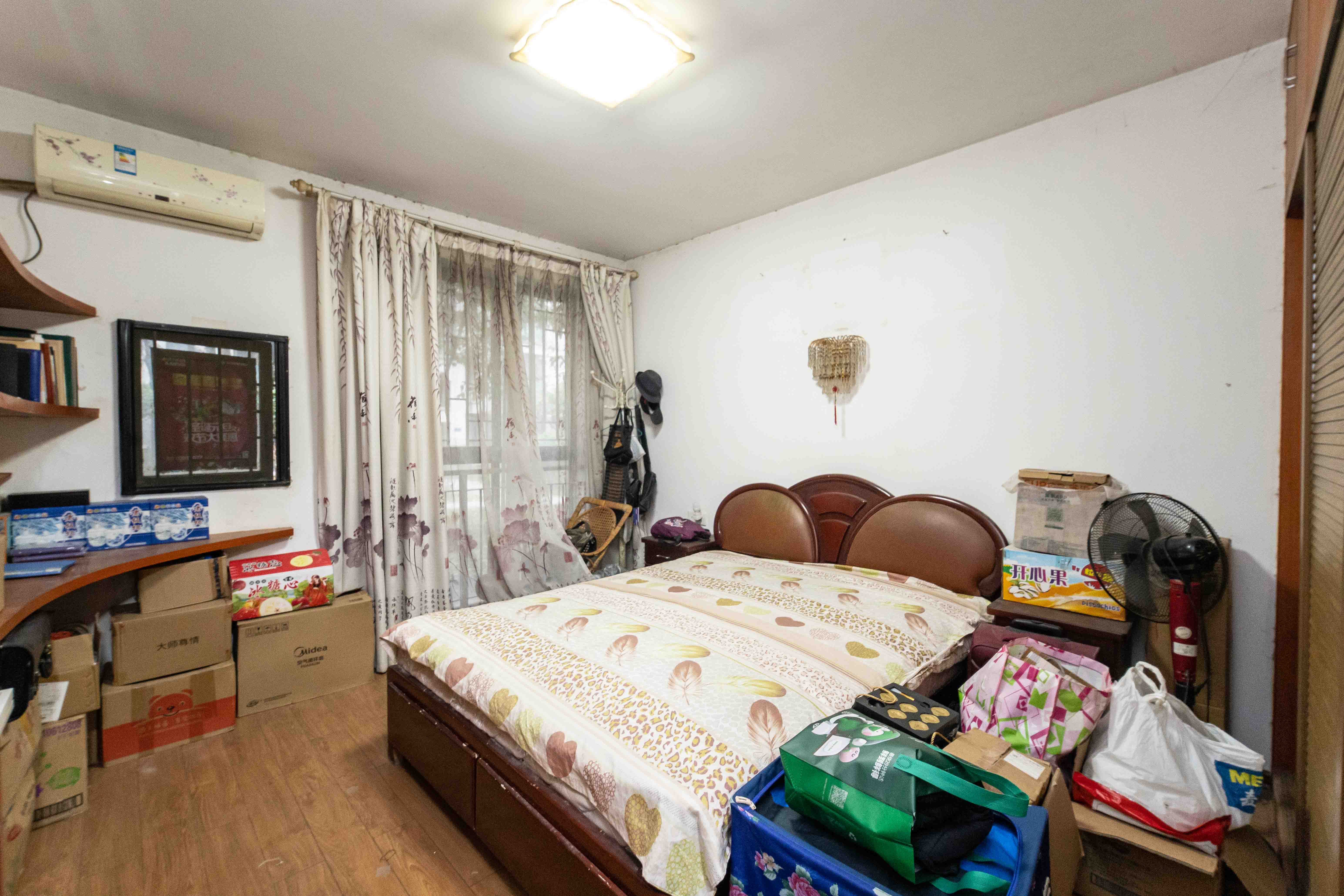 西街花园  2室2厅2卫   102.00万卧室