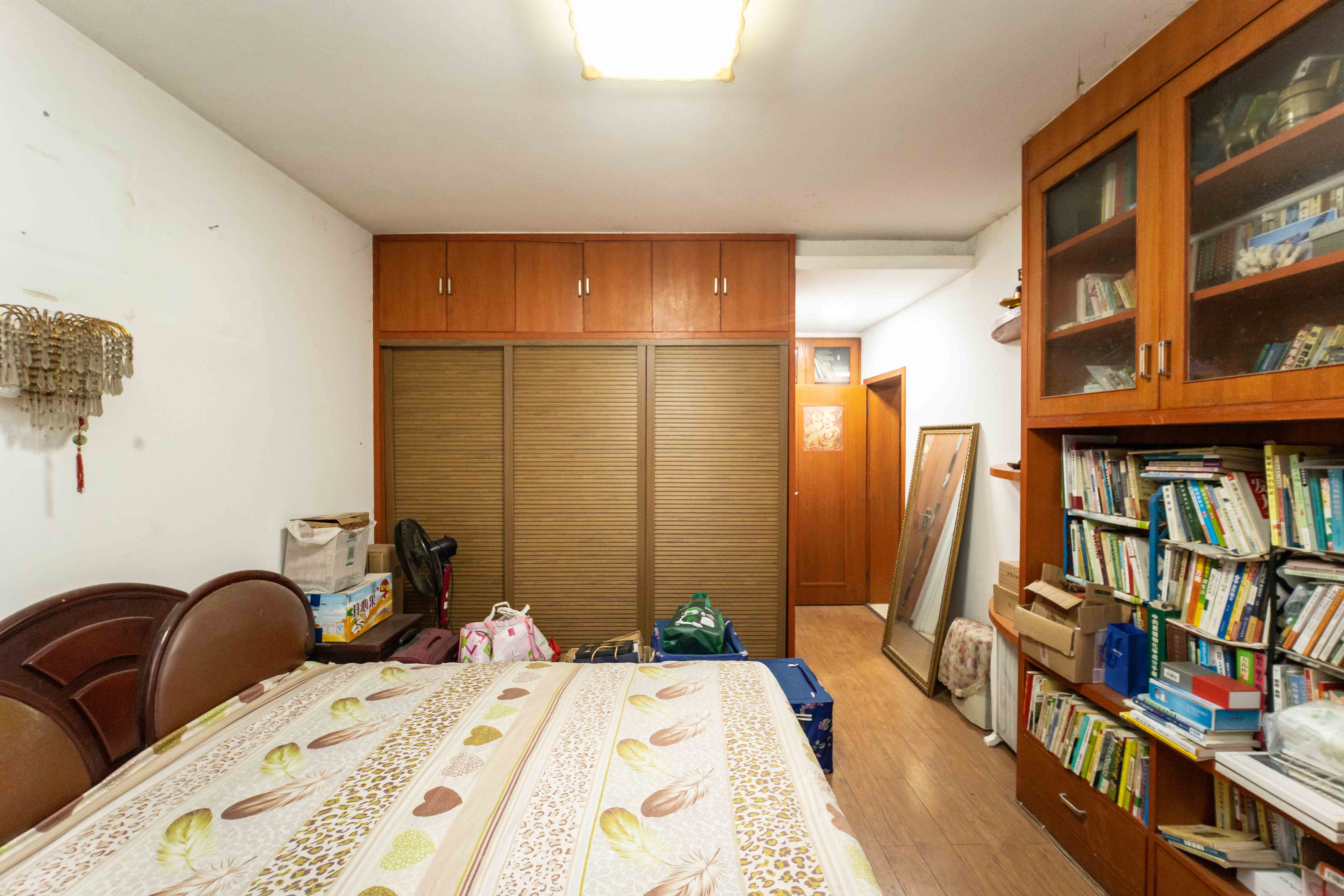 西街花园  2室2厅2卫   102.00万卧室