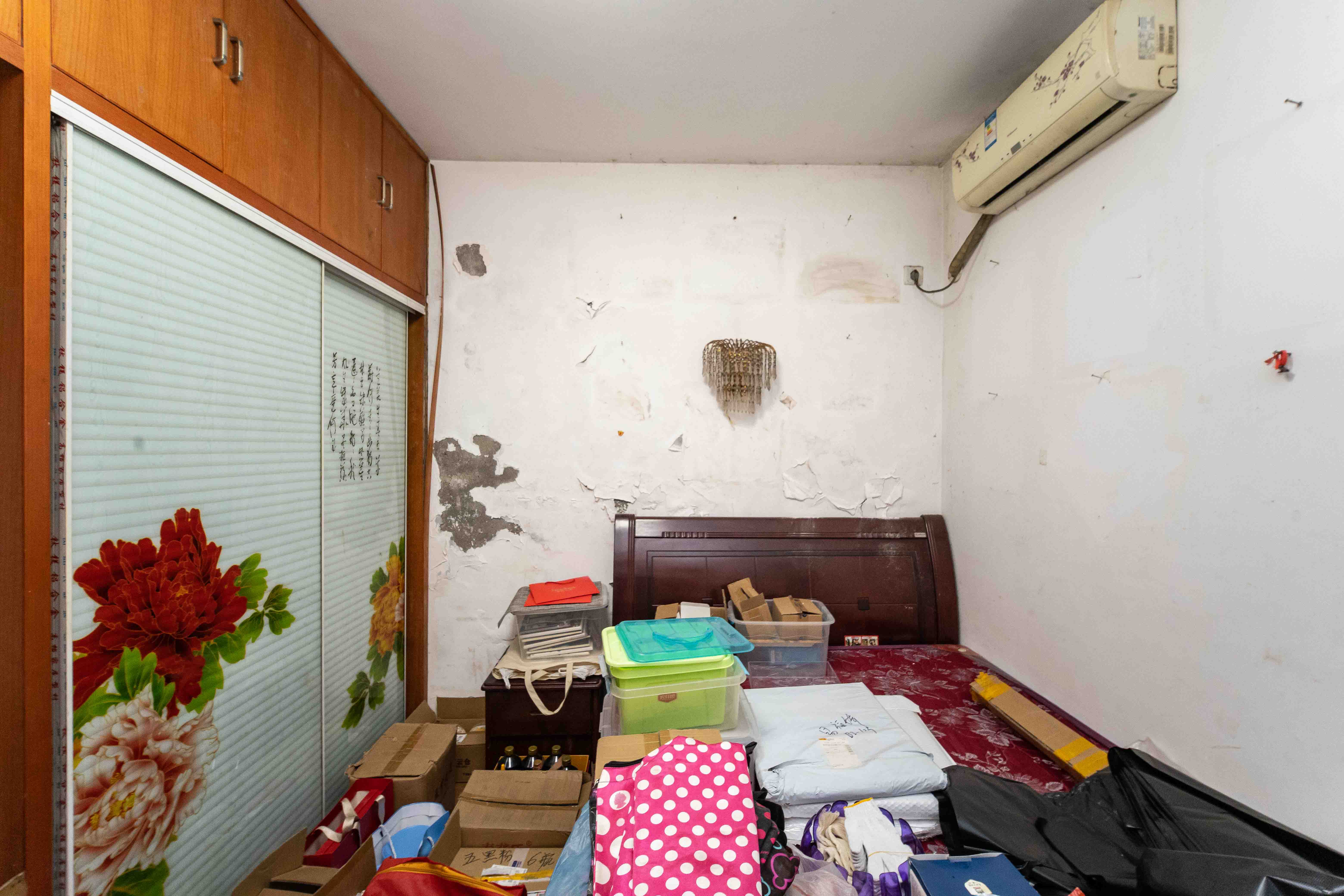 西街花园  2室2厅2卫   102.00万卧室