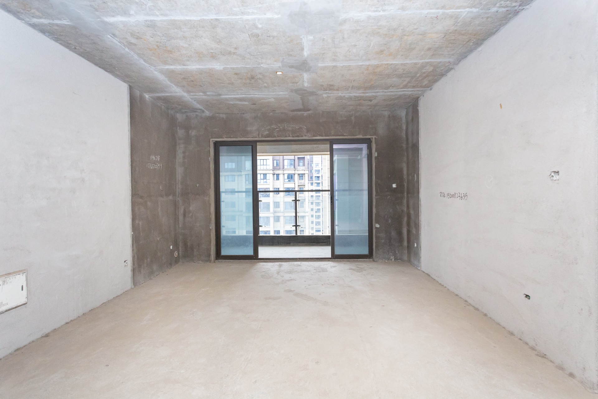 润和滨江府  4室2厅2卫    123.0万 润和滨江府  4室2厅2卫    123.0万客厅