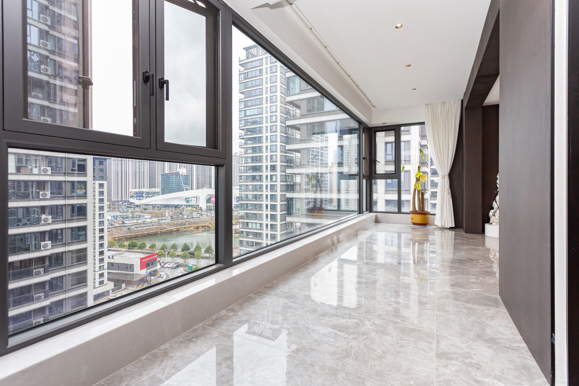 越秀湘江星汇城三期  4室2厅2卫    260.0万 越秀湘江星汇城三期  4室2厅2卫    260.0万阳台