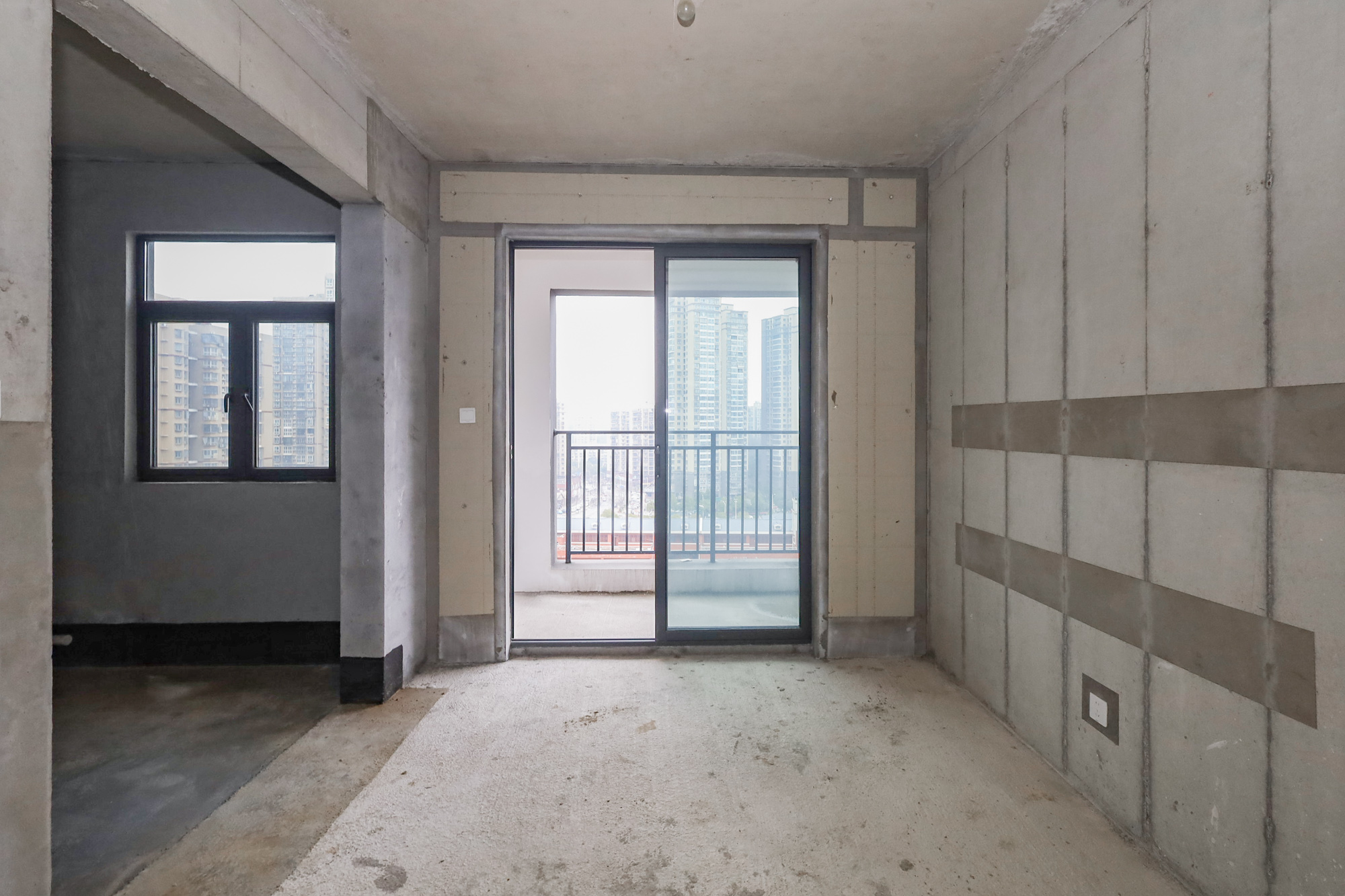 轨道中建麓江府  4室2厅2卫   228.00万其他
