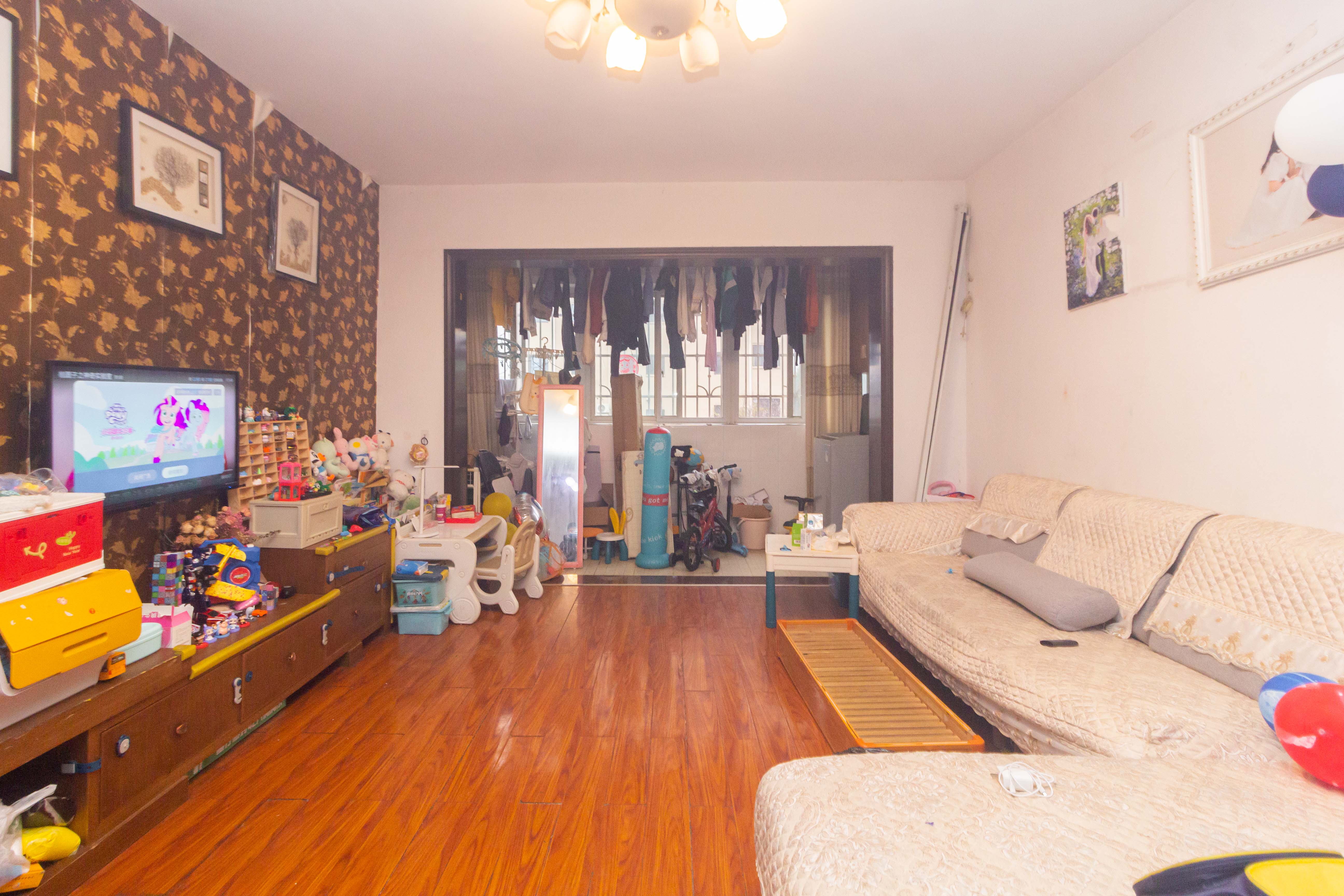 广角之恋(睿智园) 2室2厅1卫 38.8万 广角之恋(睿智园) 2室2厅1卫 38.8万客厅