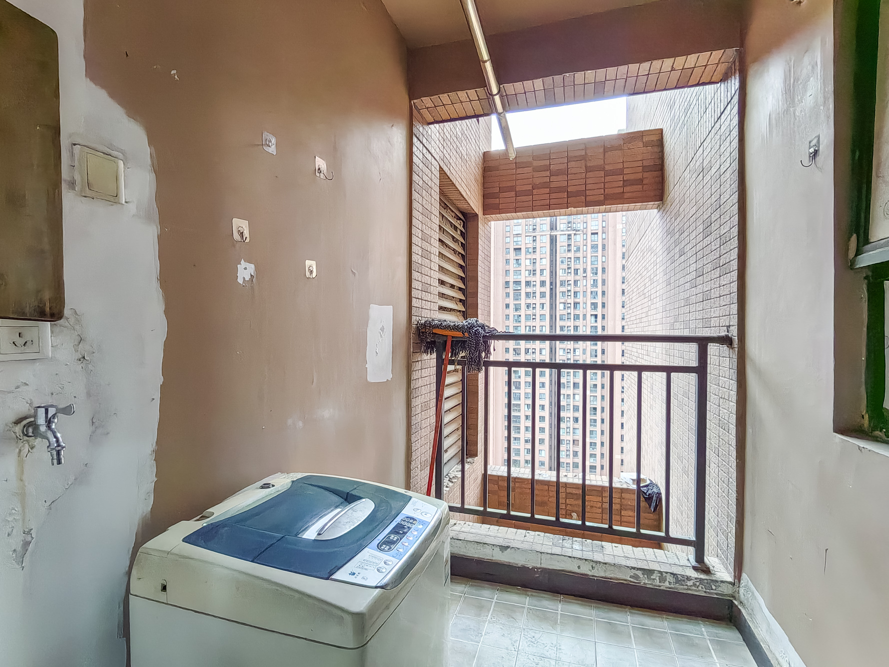 三一街区  3室2厅2卫   86.00万阳台