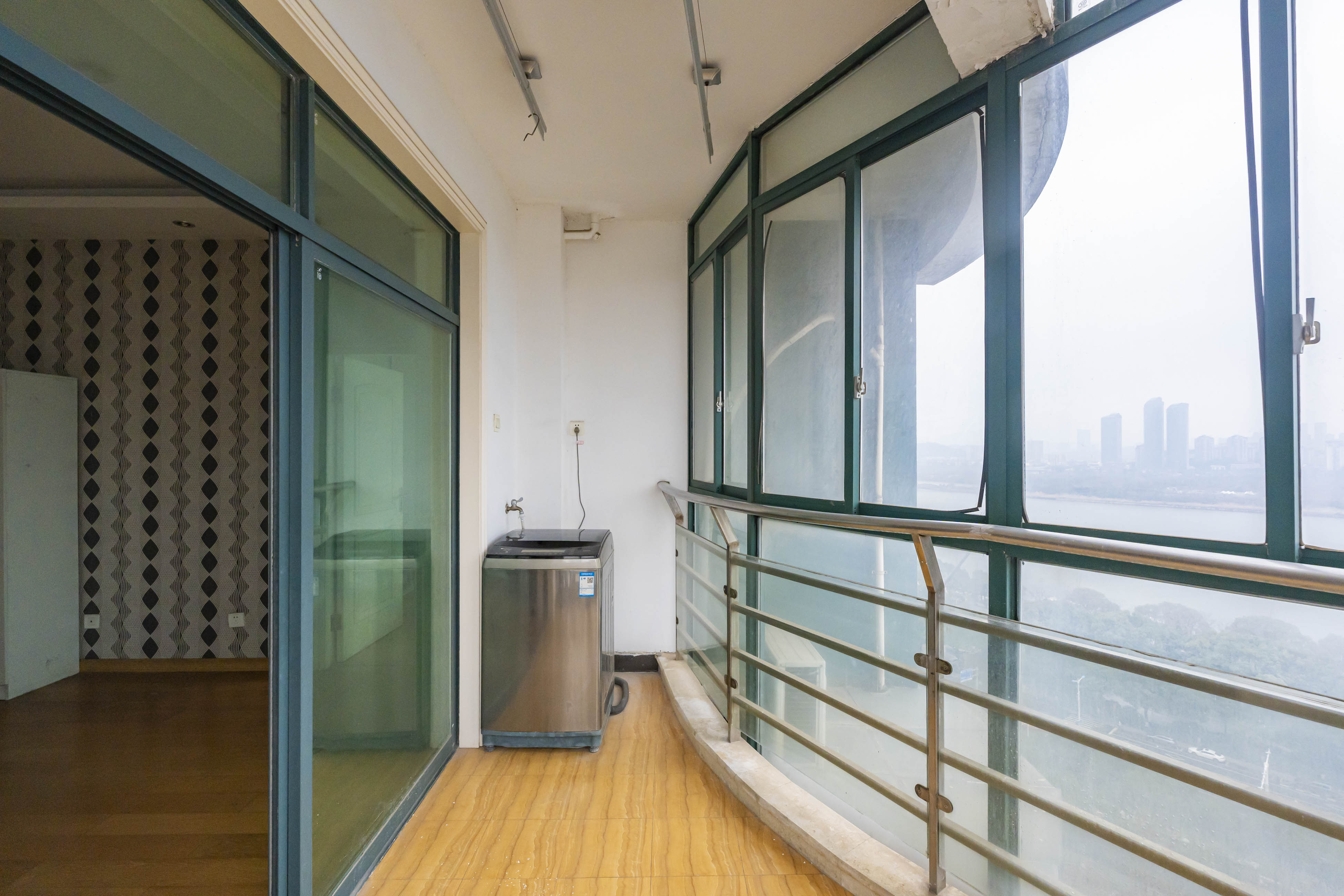 华盛新外滩 3室2厅2卫 148.0万 华盛新外滩 3室2厅2卫 148.0万阳台