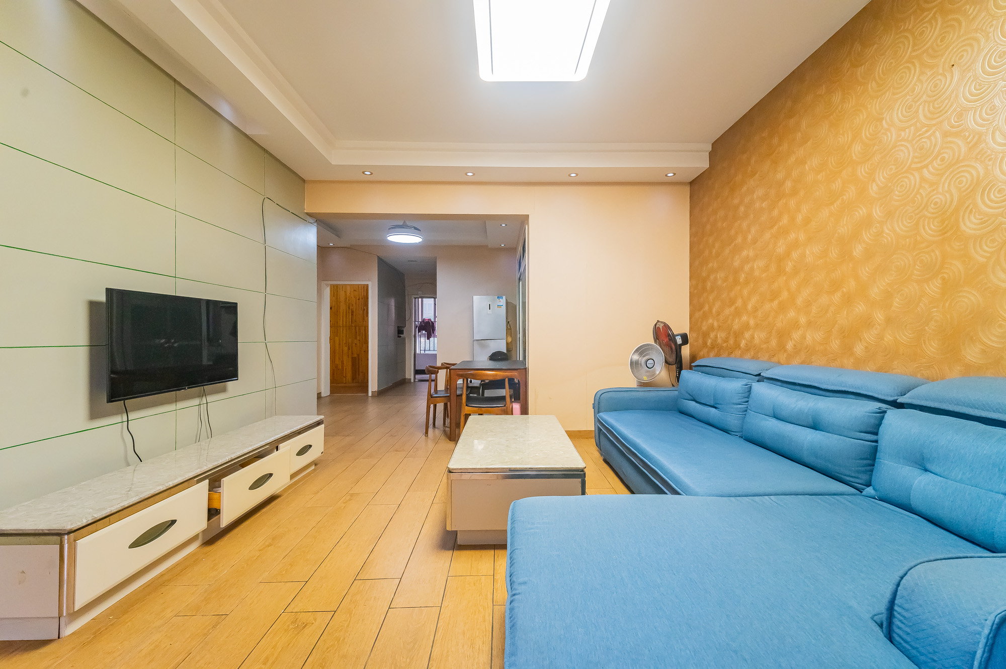 爱琴海岸 2室1厅1卫 49.8万 爱琴海岸 2室1厅1卫 49.8万客厅