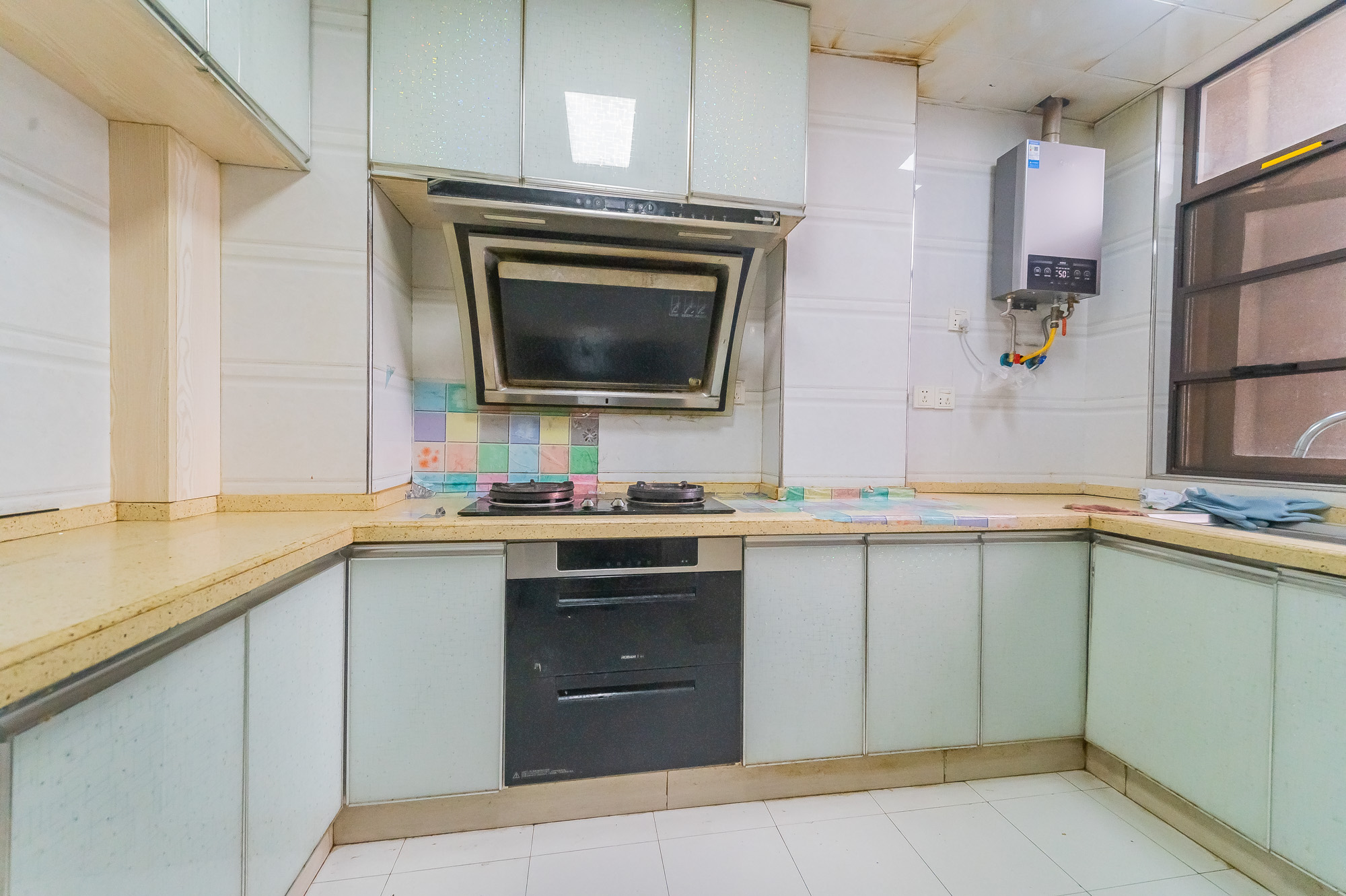 水岸世景  3室2厅1卫    65.0万厨房