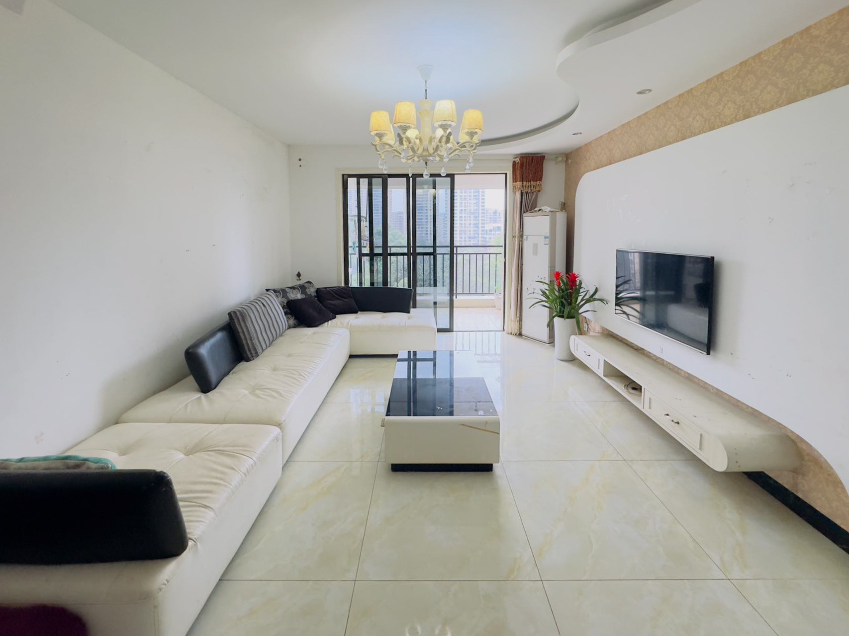 保利麓谷林语F区 4室2厅2卫 115.0万 保利麓谷林语F区 4室2厅2卫 115.0万客厅