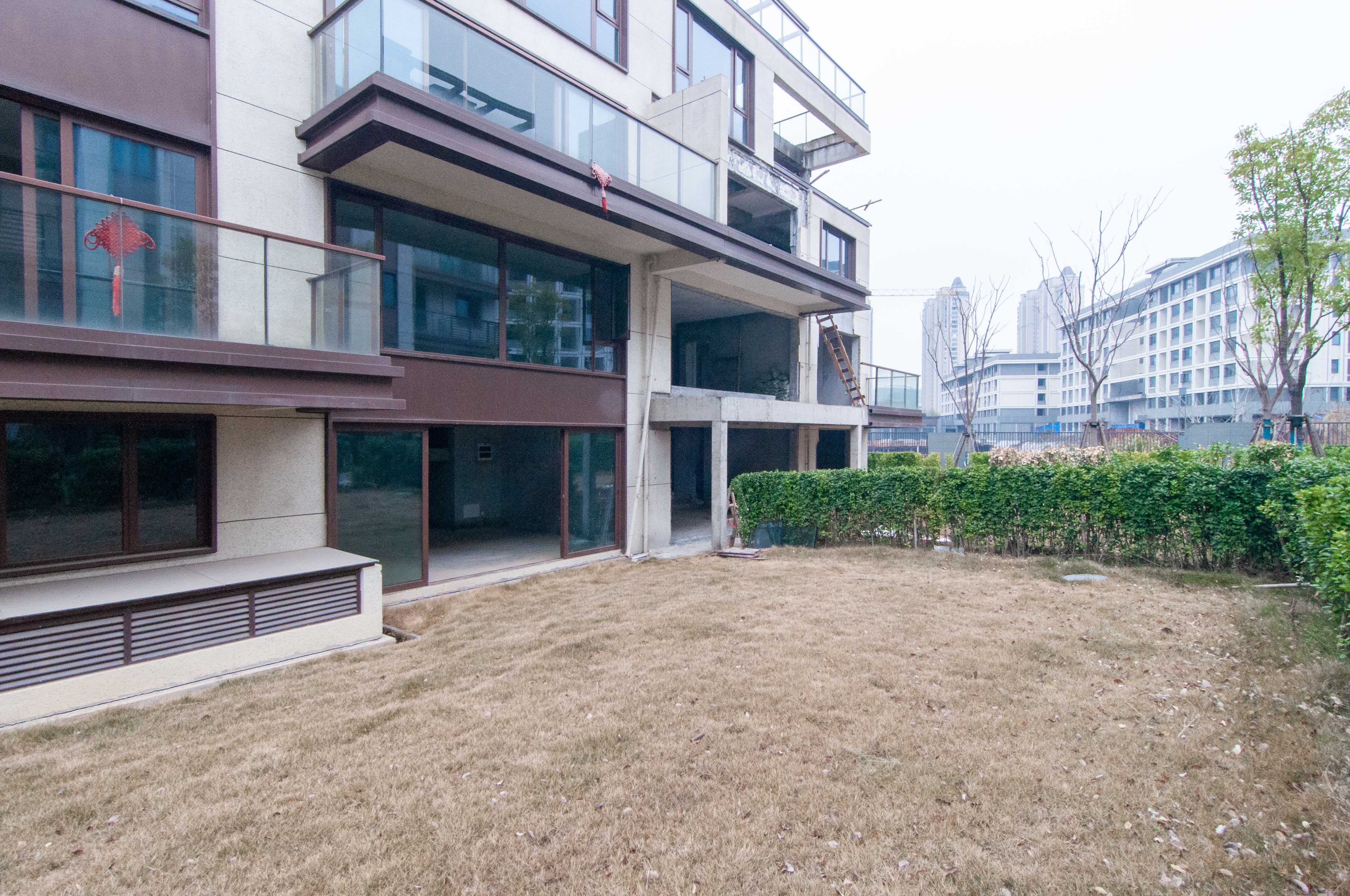 绿地麓湖郡  5室2厅3卫   350.00万其他
