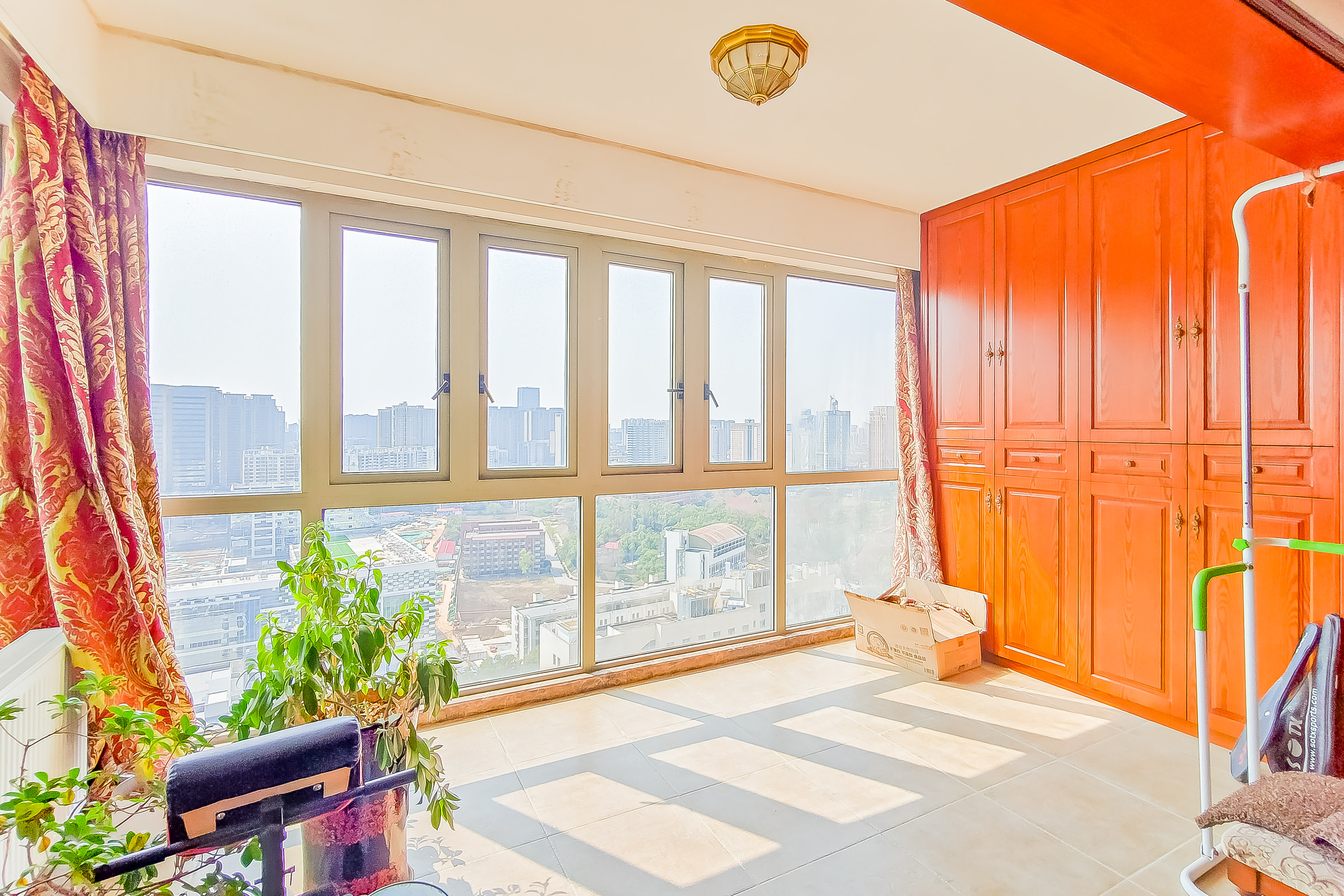 建鸿达华都（华都小户型及大华写字楼）  4室2厅3卫   379.50万阳台