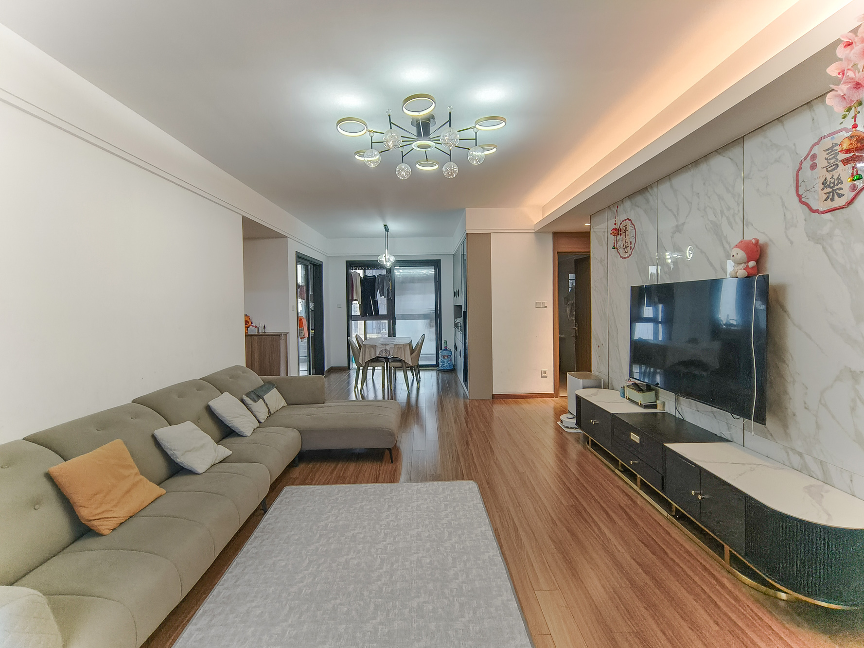 保利香槟国际  5室2厅2卫    116.0万 保利香槟国际  5室2厅2卫    116.0万客厅